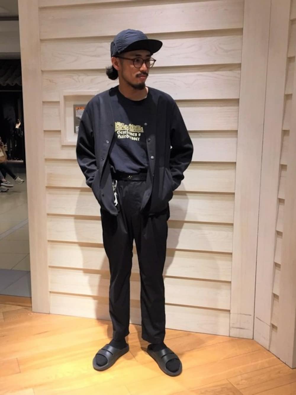 「カーディガン、ブラック、秋のコーデ、FREDY&GLOSTER、フライトキャップ、gloster」｜「GLOSTERのULUTRASHELL ニットメルトン カーディガン（カーディガン/ボレロ、ブラック系）」を使った、GLOSTER stylingさん（メンズ・170cm）の秋コーディネートの1枚目の写真