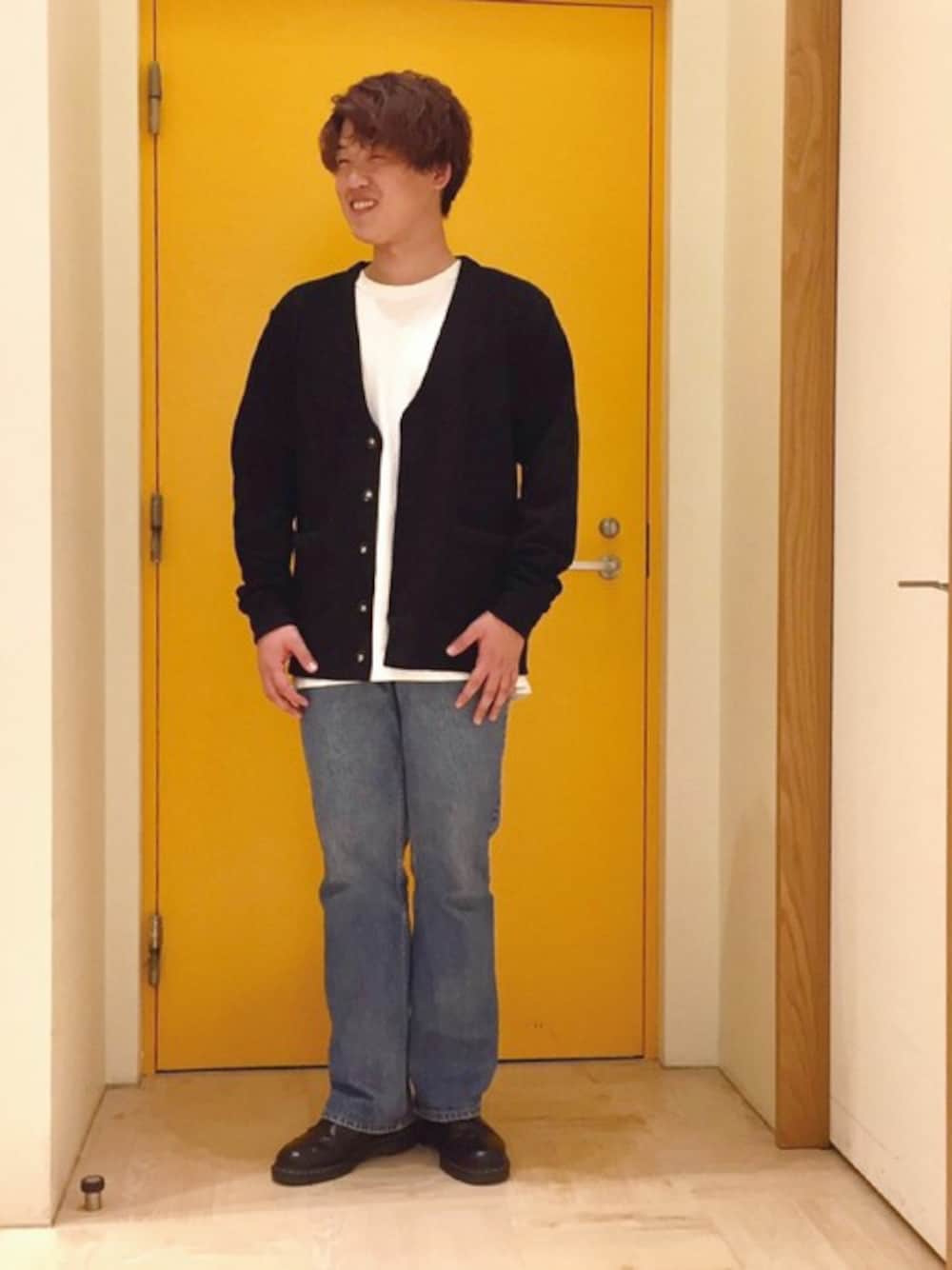 「GLOSTERのパールニットVカーディガン（カーディガン/ボレロ、ブラック系）」を使った、GLOSTER stylingさん（メンズ・176cm）の秋コーディネートの1枚目の写真