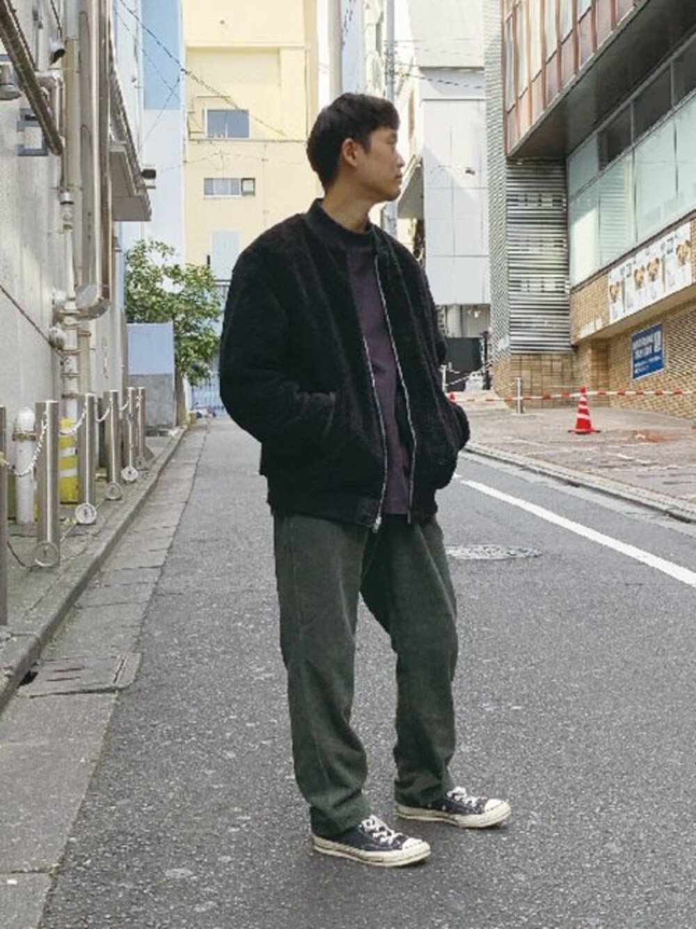 ブラック系のブルゾン、グレー系のTシャツ/カットソー、グリーン系のその他パンツを着用したメンズの秋コーディネートの1枚目の写真