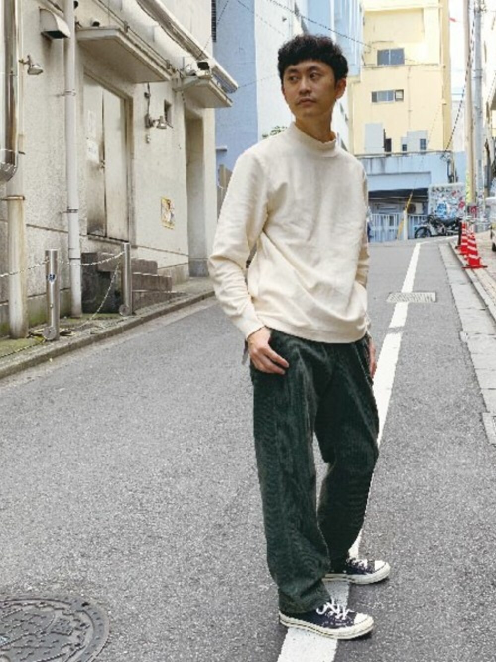 ホワイト系のTシャツ/カットソー、グリーン系のその他パンツを着用したメンズの秋コーディネートの1枚目の写真