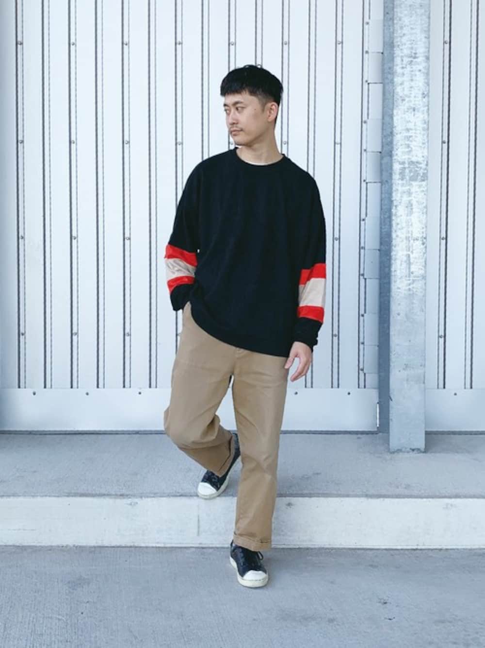 「GLOSTERの【WEB限定】袖配色 スエード調 ビッグシルエットロンT（Tシャツ/カットソー、ブラック系）」を使った、GLOSTER stylingさん（メンズ・169cm）の秋コーディネートの1枚目の写真