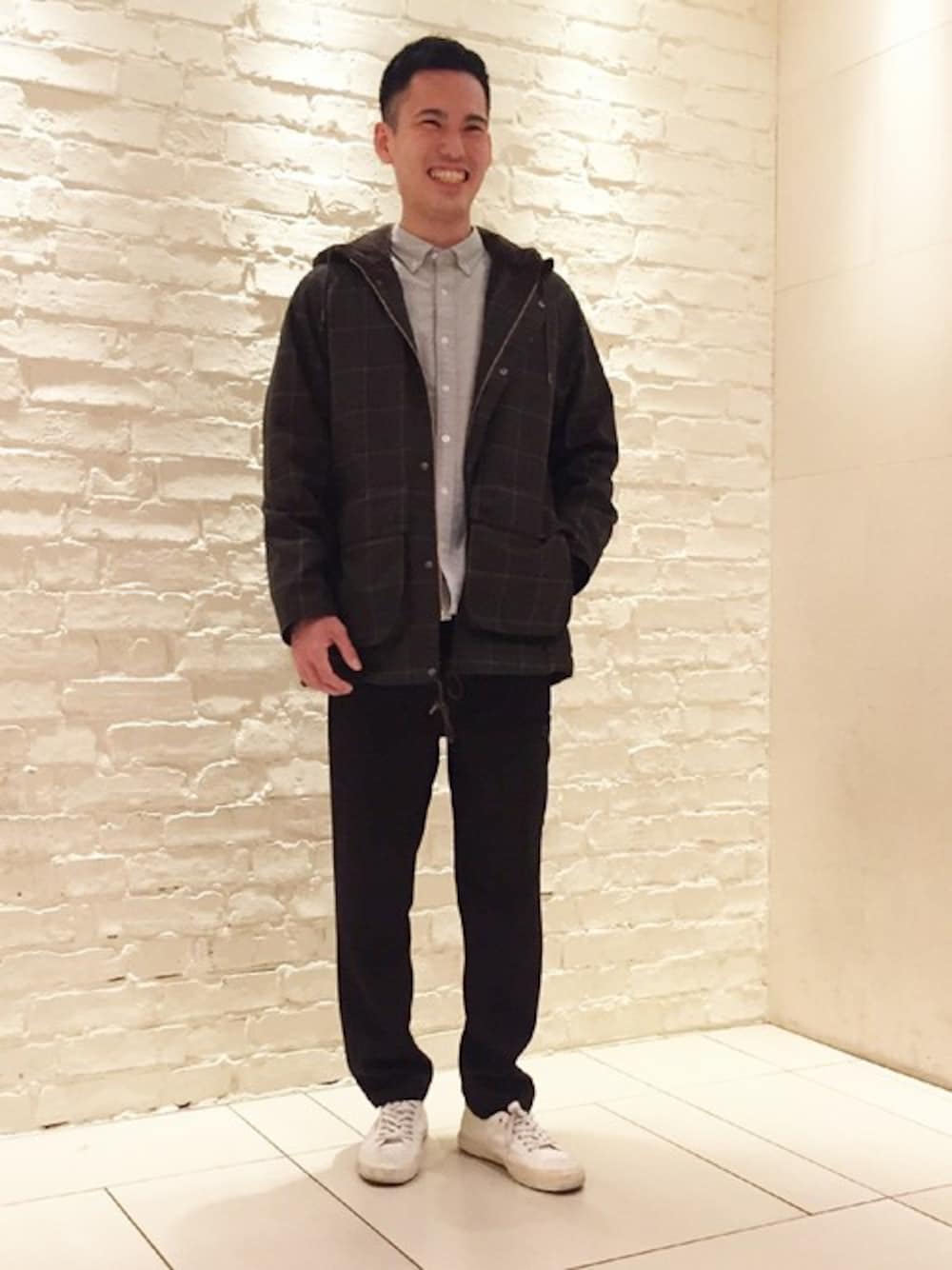 「GLOSTERのFUR LINER HOODED COAT　ファー ライナー付き コート 撥水（マウンテンパーカー、グリーン系）」を使った、GLOSTER stylingさん（メンズ・177cm）の秋コーディネートの1枚目の写真