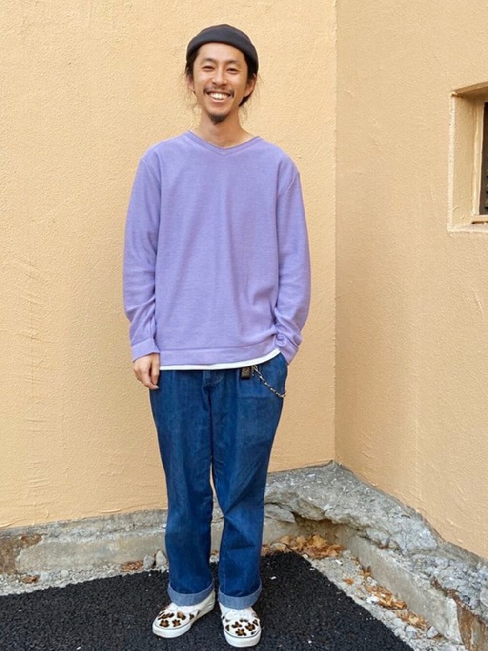 パープル系のニット/セーターを着用したメンズの春コーディネートの1枚目の写真