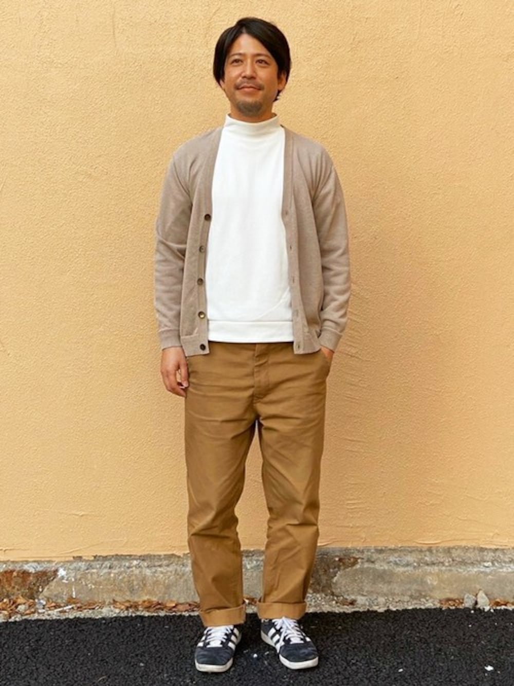 「カーディガン、ベージュ、春コーデ」｜「GLOSTERのVネックカーディガン（カーディガン/ボレロ、ベージュ系）」を使った、GLOSTER stylingさん（メンズ・175cm）の春コーディネートの1枚目の写真