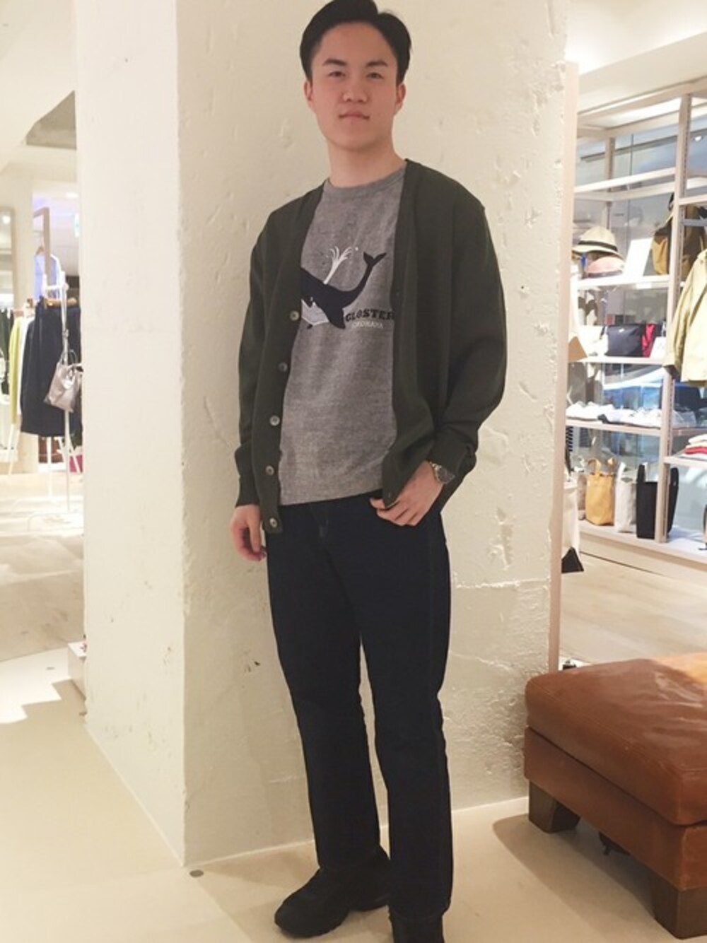 ベージュ系のカーディガン/ボレロ、グレー系のTシャツ/カットソーを着用したメンズの春コーディネートの1枚目の写真