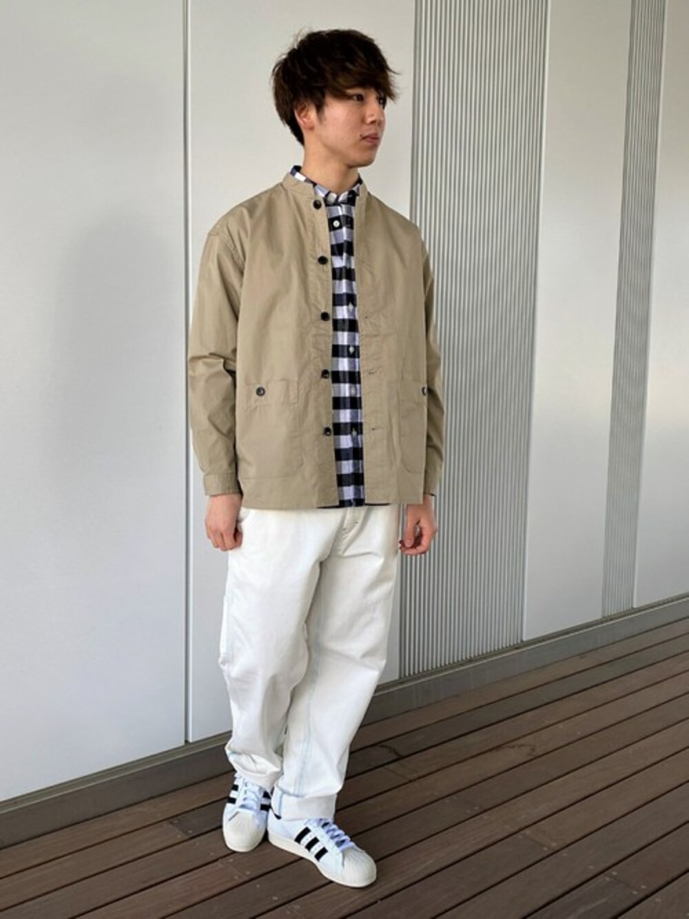 ベージュ系のシャツ/ブラウス、ブルー系のシャツ/ブラウス、ホワイト系のデニムパンツを着用したメンズの春コーディネートの1枚目の写真