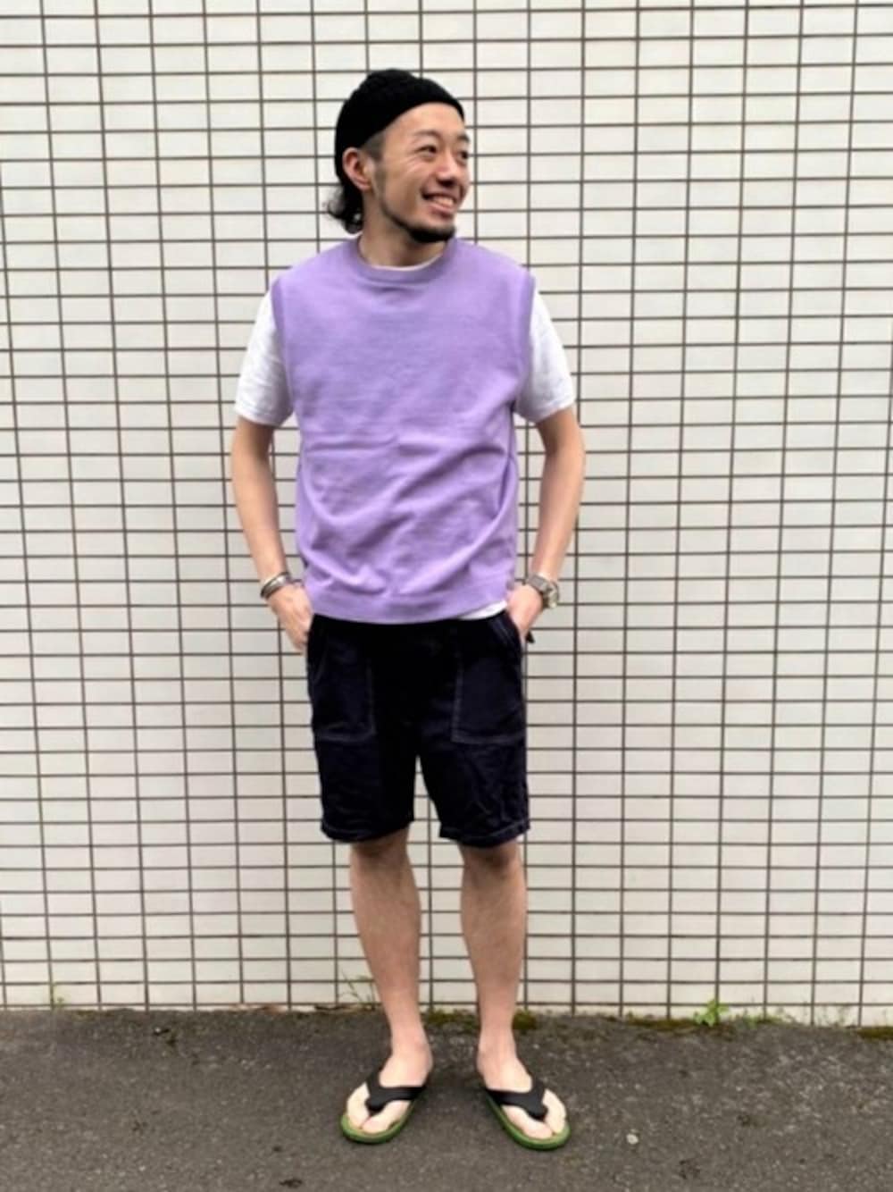「レイヤードスタイル、ショーツ、ラベンダー、gloster、ベスト×Tシャツ」｜「halo commodityの【Halo commodity / ハロ コモディティ】Huron watch　#H1L9102（ニットキャップ/ビーニー、ブラック系）」を使った、GLOSTER stylingさん（メンズ・175cm）の春コーディネートの1枚目の写真