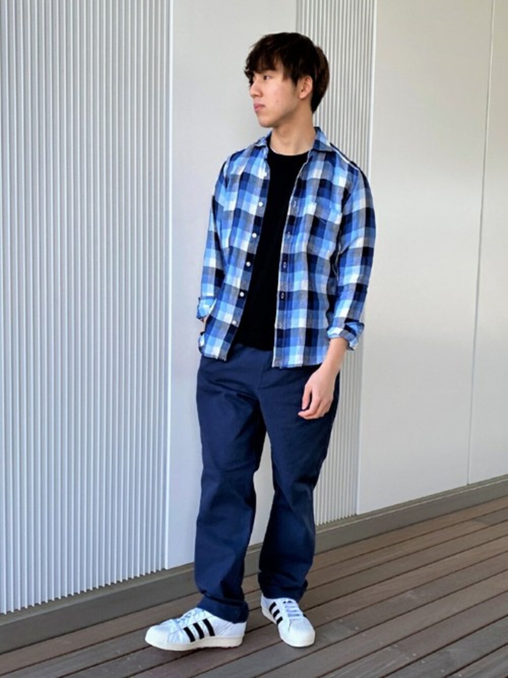 ブルー系のシャツ/ブラウス、ブルー系のその他パンツ、ブラック系のTシャツ/カットソーを着用したメンズの春コーディネートの1枚目の写真