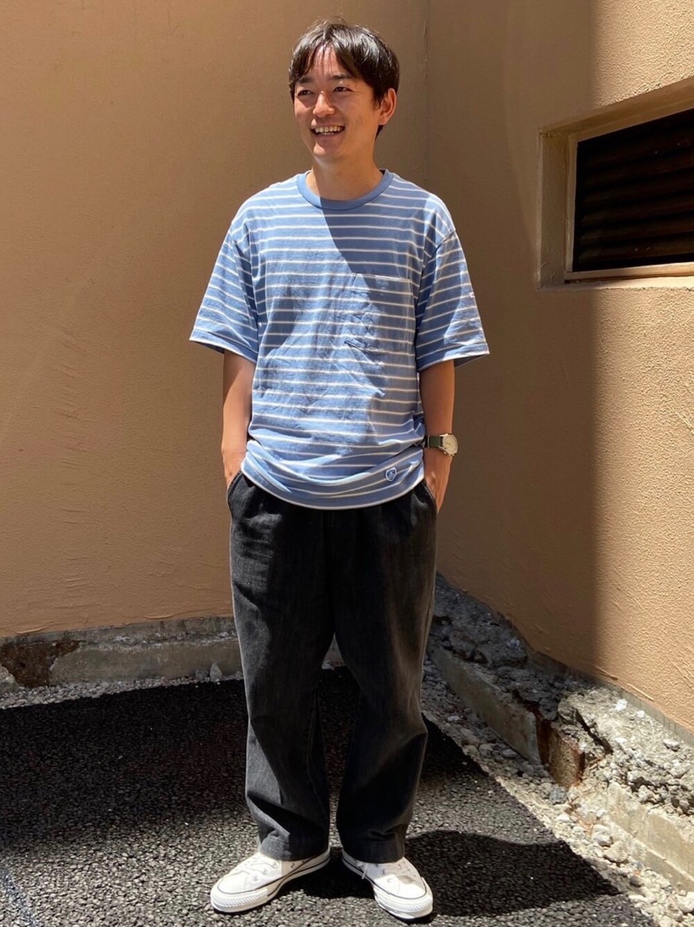 ブルー系のTシャツ/カットソーを着用したメンズの夏コーディネートの1枚目の写真