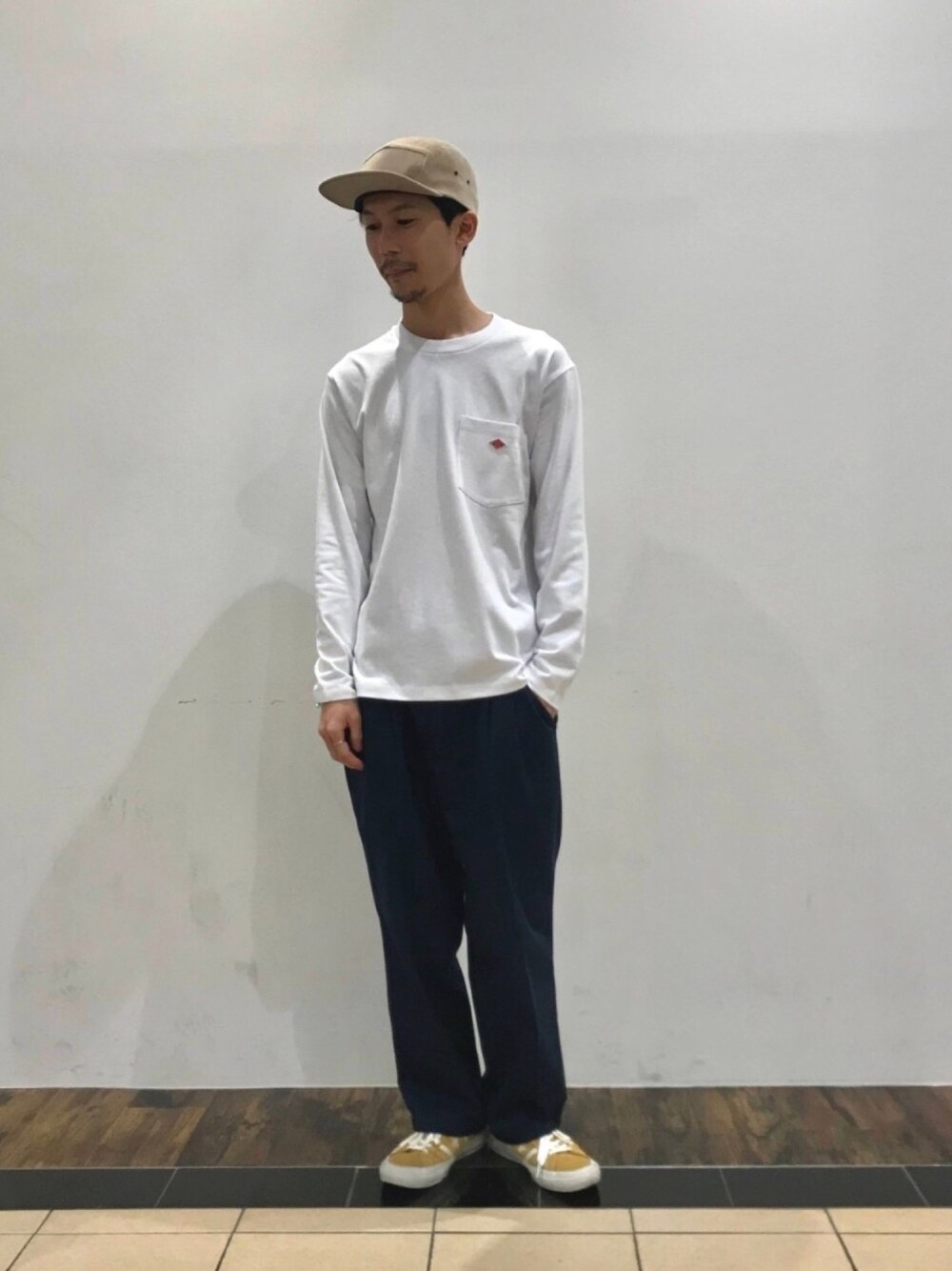 ホワイト系のTシャツ/カットソーを着用したメンズの夏コーディネートの1枚目の写真