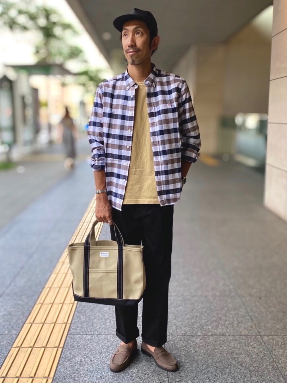 「秋コーデ、秋服準備はじめました、カジュアルコーデ、大人カジュアル、チェックシャツ、ローファー、トートバッグ、gloster、スタッフセンバツ」｜「GLOSTERのASTLAD刺しゅう ボタンダウンシャツ（シャツ/ブラウス、ブルー系）」を使った、GLOSTER stylingさん（メンズ・186cm）の夏コーディネートの1枚目の写真