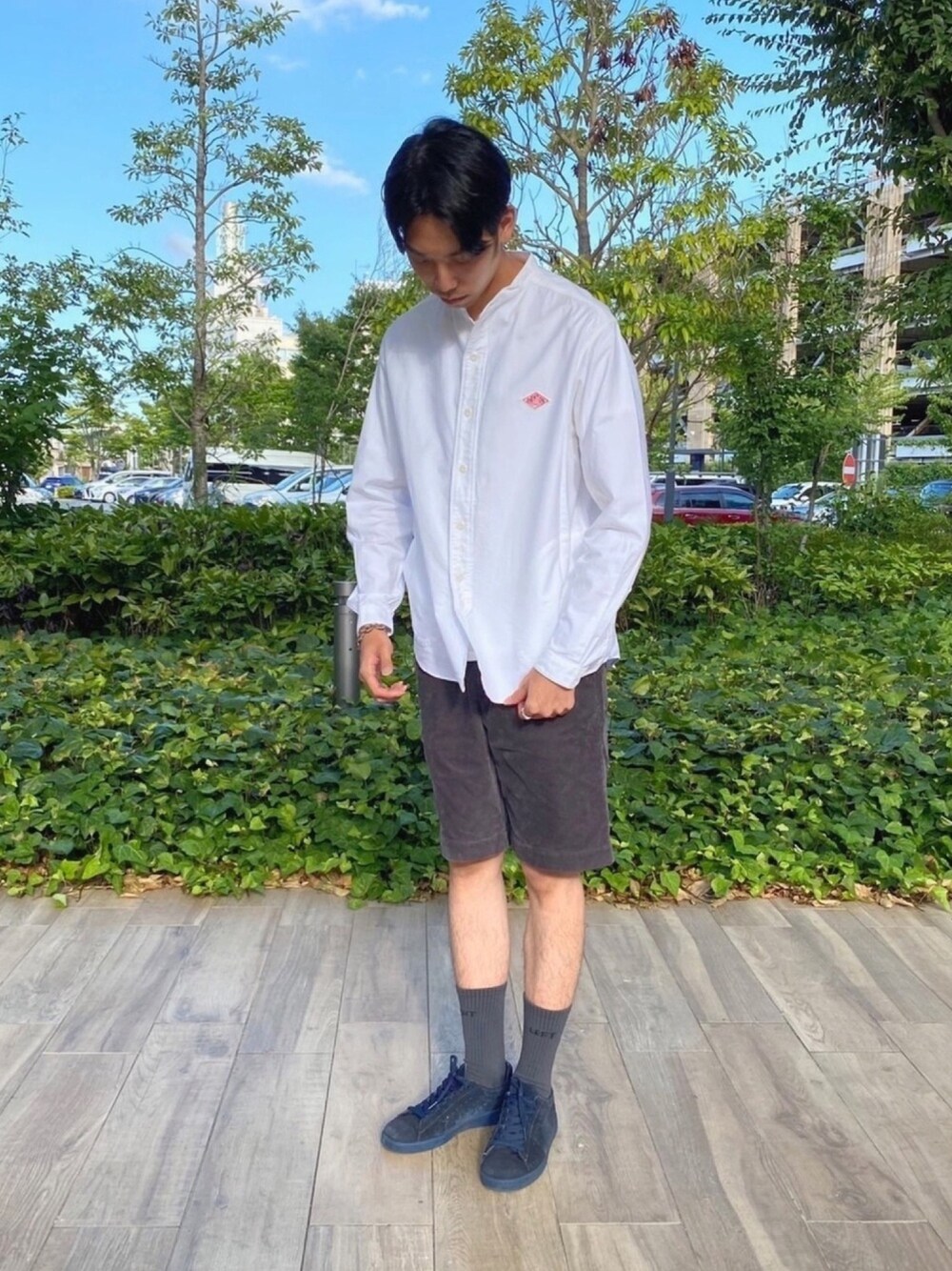 ホワイト系のシャツ/ブラウスを着用したメンズの夏コーディネートの1枚目の写真