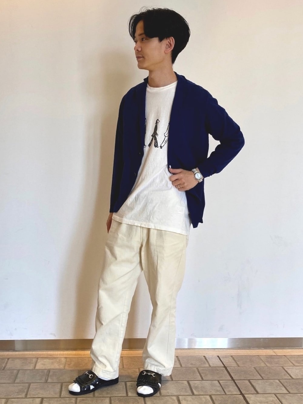 「大人カジュアル、シンプルコーデ、リラックススタイル、カーディガン、プリントT、白パンツ、gloster、スタッフセンバツ」｜「GLOSTERのリネン混 ラペルカーディガン / ジャケット / カーディガン / 羽織り（カーディガン/ボレロ、ブルー系）」を使った、GLOSTER stylingさん（メンズ・172cm）の夏コーディネートの1枚目の写真