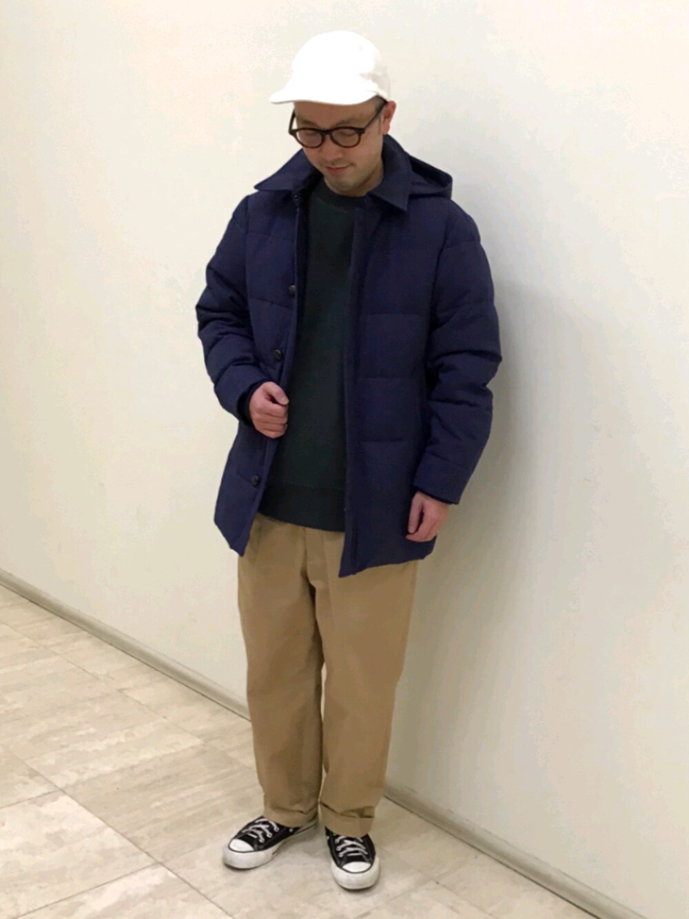 「FREDY&GLOSTER、gloster、秋冬コーデ、メンズコート、大人カジュアル、カジュアルコーデ」｜「GLOSTERのフード付き インサレーションダウンジャケット（ダウンジャケット/コート、ブルー系）」を使った、GLOSTER stylingさん（メンズ・170cm）の秋コーディネートの1枚目の写真