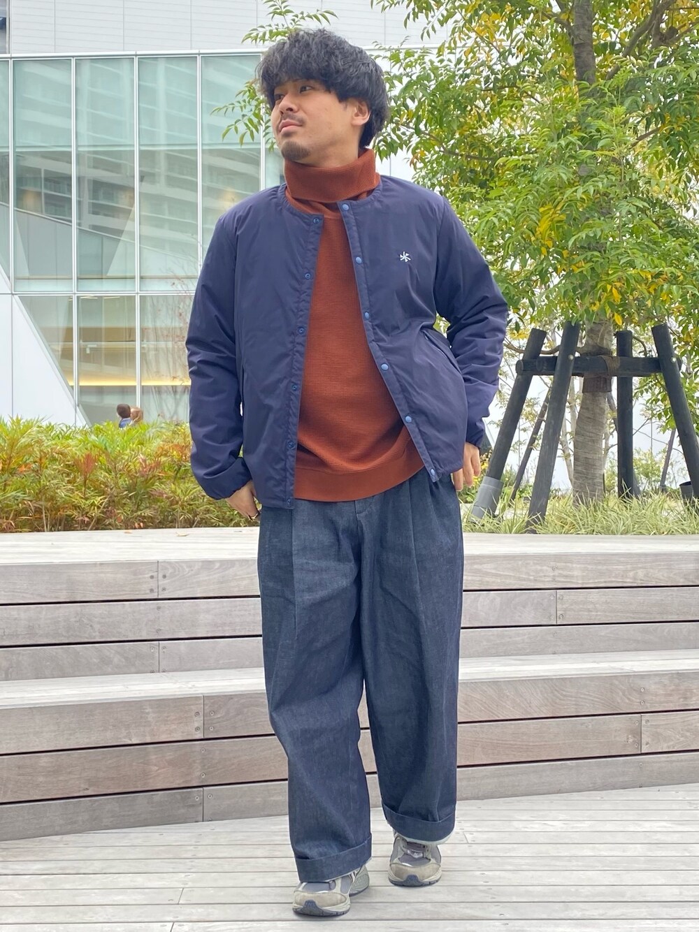 ブルー系のブルゾン、ブラウン系のニット/セーターを着用したメンズの冬コーディネートの1枚目の写真