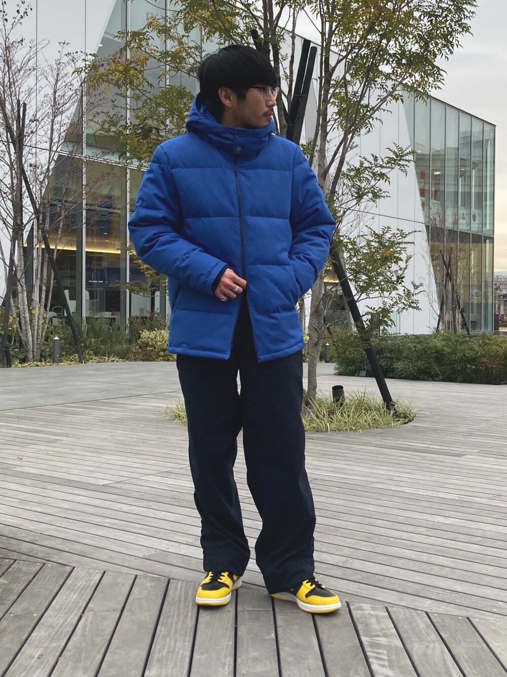 「冬コーデ、カジュアルコーデ、ダウンジャケット、gloster、FREDY&GLOSTER、休日スタイル、NOLLEY'S」｜「GLOSTERの【ALLIED FEATHER & DOWN】ダウンジャケット（ダウンジャケット/コート、ブルー系）」を使った、GLOSTER stylingさん（メンズ・170cm）の冬コーディネートの1枚目の写真