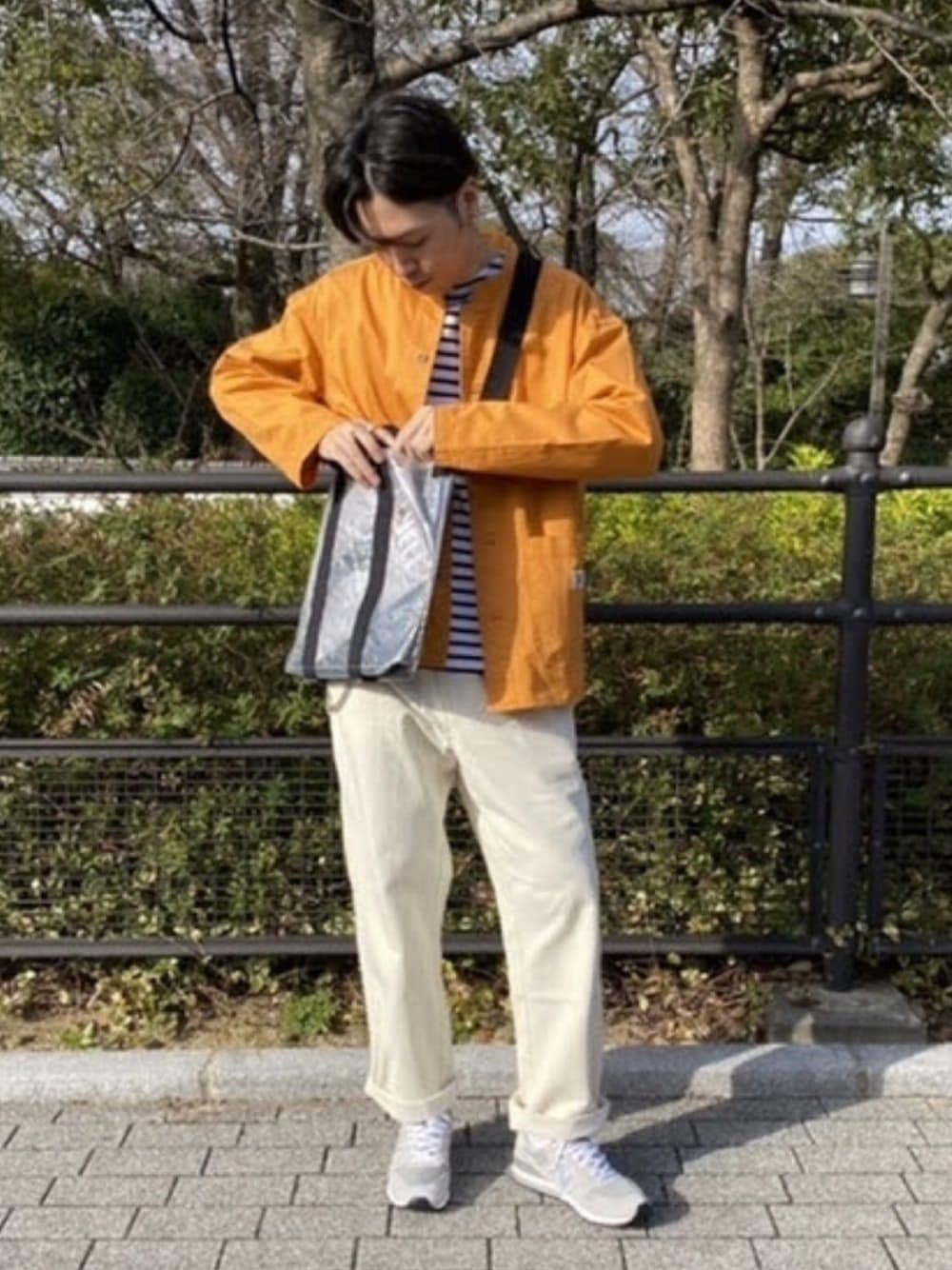「カバーオール、オレンジ、ホワイト、シェフパンツ、FREDY&GLOSTER、フレディアンドグロスター、gloster、New Balance、はるコーデ、new balance 996」｜「FREDY MACの【FREDYMAC SUNDAY TOOLS WEAR】バンドカラーシャツ／スタンドカラーカバーオール（シャツ/ブラウス、オレンジ系）」を使った、GLOSTER stylingさん（メンズ・178cm）の春コーディネートの1枚目の写真