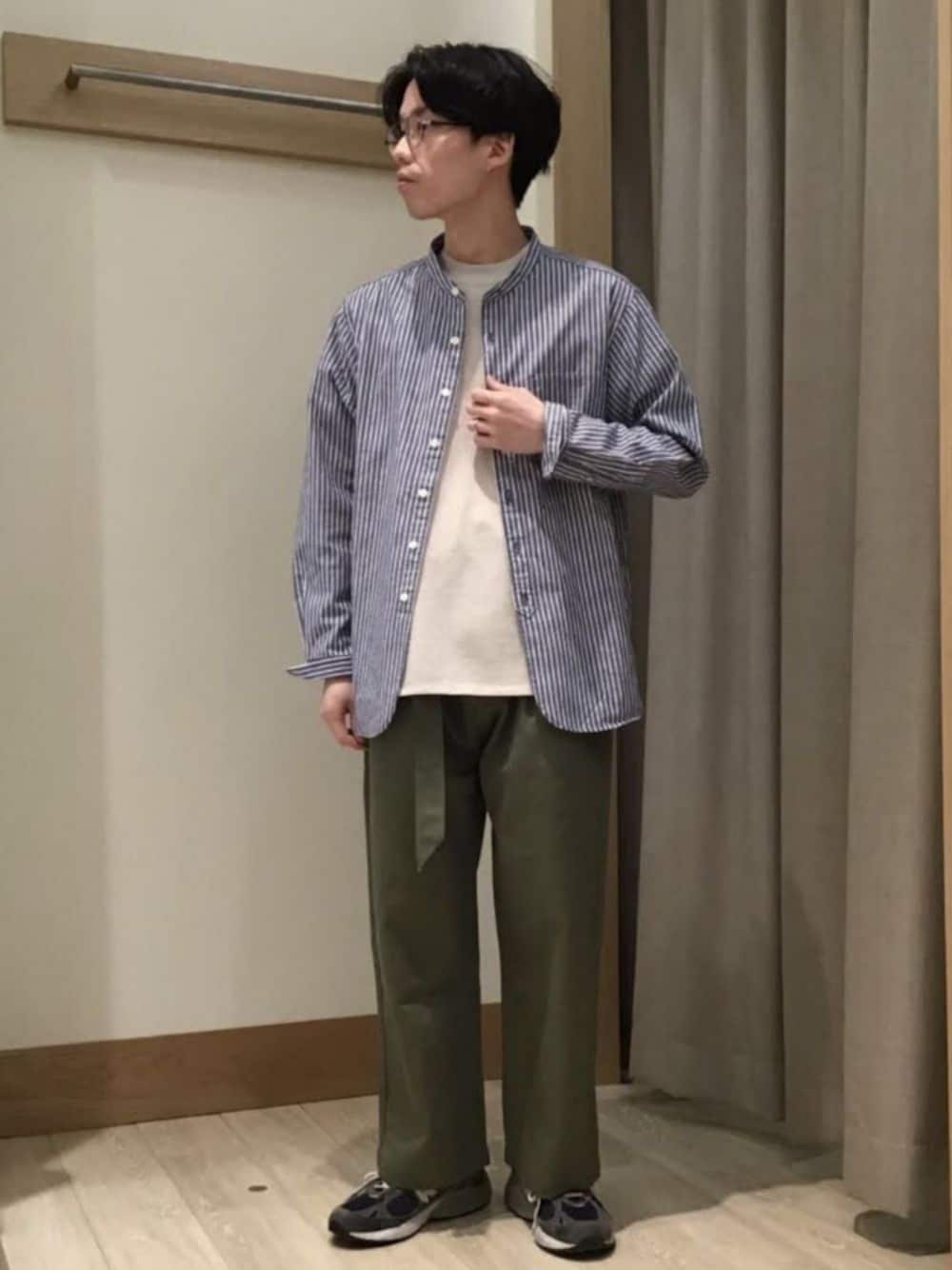 「ワイドパンツ、バンドカラーシャツ、ストライプシャツ、トラウザーパンツ、FREDY&GLOSTER、フレディアンドグロスター、gloster、メガネ男子、めがね、newbalance993」｜「GLOSTERのハーフプラケット バンドカラーシャツ（シャツ/ブラウス、ブルー系）」を使った、GLOSTER stylingさん（メンズ・170cm）の春コーディネートの1枚目の写真