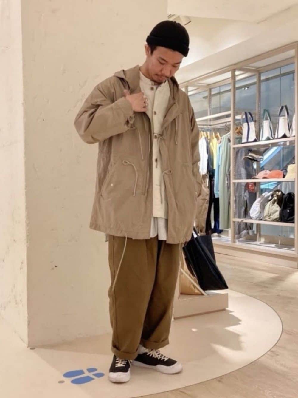 「ミリタリー、ミリタリーコーデ、FREDY&GLOSTER、フレディアンドグロスター、gloster、ニット帽、ワントーンコーデ、ワントーン、ベージュ、ベージュコーデ」｜「FREDY MACの【FREDYMAC SUNDAY TOOLS WEAR】バンドカラーシャツ／スタンドカラーカバーオール（シャツ/ブラウス、ホワイト系）」を使った、GLOSTER stylingさん（メンズ・175cm）の春コーディネートの1枚目の写真