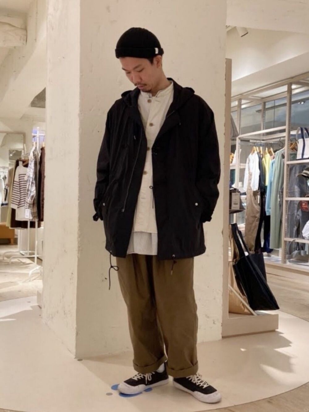 「ミリタリーコーデ、ミリタリーコート、ニット帽、ニットキャップ、FREDY&GLOSTER、フレディアンドグロスター、gloster、ブラック、ブラックコーデ、military」｜「FREDY MACの【FREDYMAC SUNDAY TOOLS WEAR】バンドカラーシャツ／スタンドカラーカバーオール（シャツ/ブラウス、ホワイト系）」を使った、GLOSTER stylingさん（メンズ・175cm）の春コーディネートの1枚目の写真