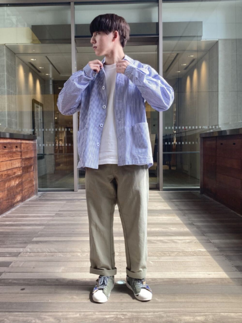 「ストライプ、カバーオール、シェフパンツ、さわやか、爽やか、FREDY&GLOSTER、フレディアンドグロスター、gloster、さわやかコーデ、爽やかコーデ」｜「GLOSTERのシャツカバーオール（カバーオール、ホワイト系）」を使った、GLOSTER stylingさん（メンズ・170cm）の春コーディネートの1枚目の写真