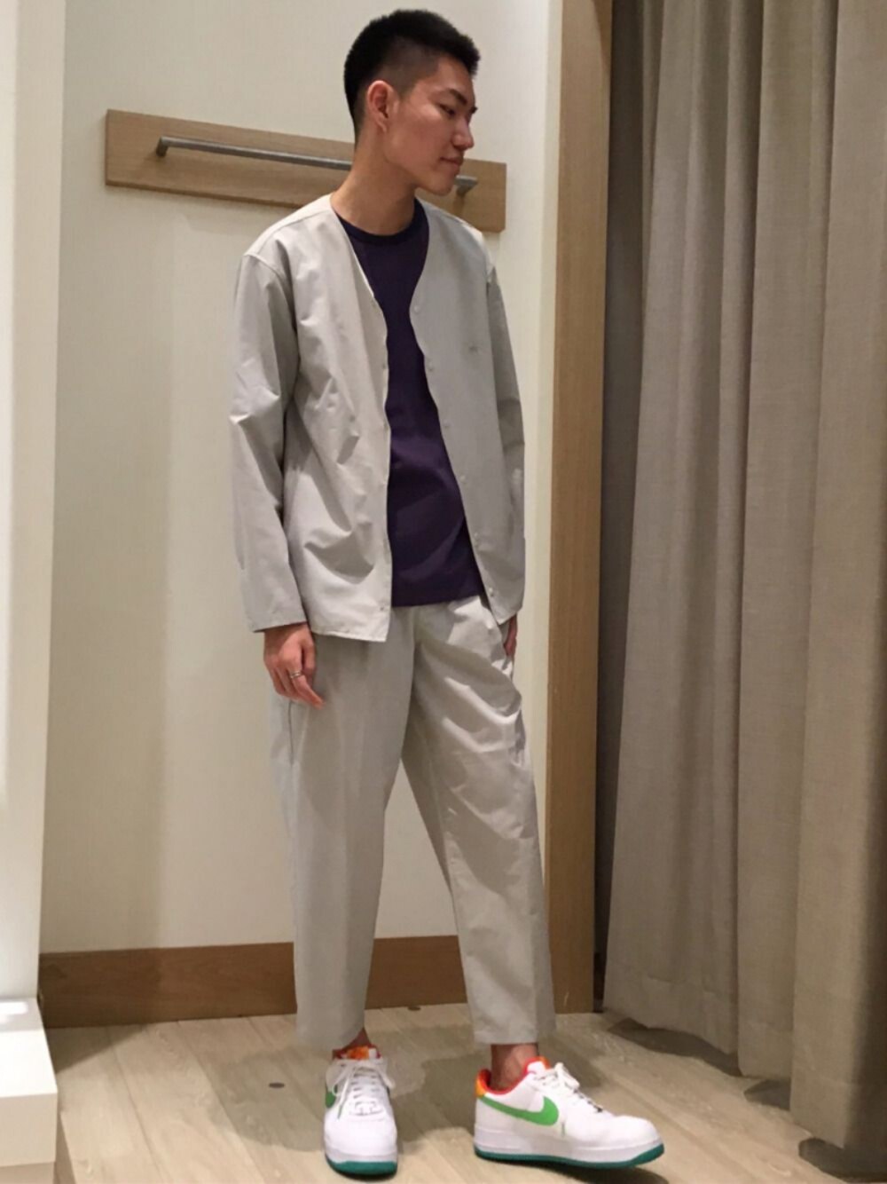 グレー系のカーディガン/ボレロ、グレー系のその他パンツを着用したメンズの春コーディネートの1枚目の写真