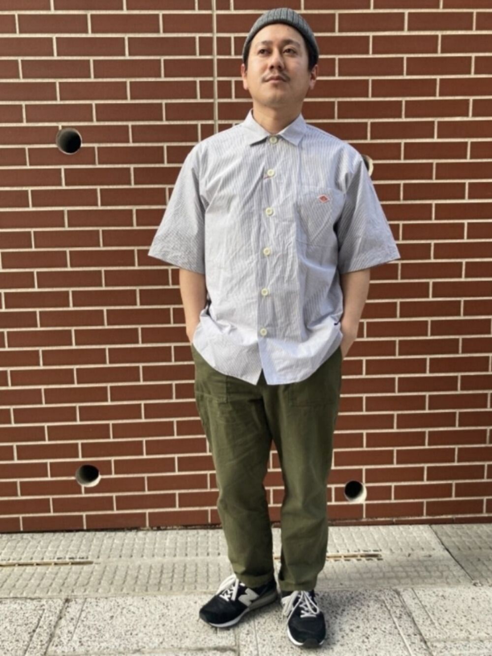 ホワイト系のシャツ/ブラウス、グレー系のキャップを着用したメンズの春コーディネートの1枚目の写真