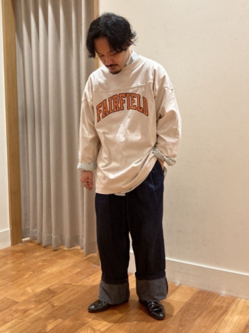 ホワイト系のTシャツ/カットソーを着用したメンズの春コーディネートの1枚目の写真