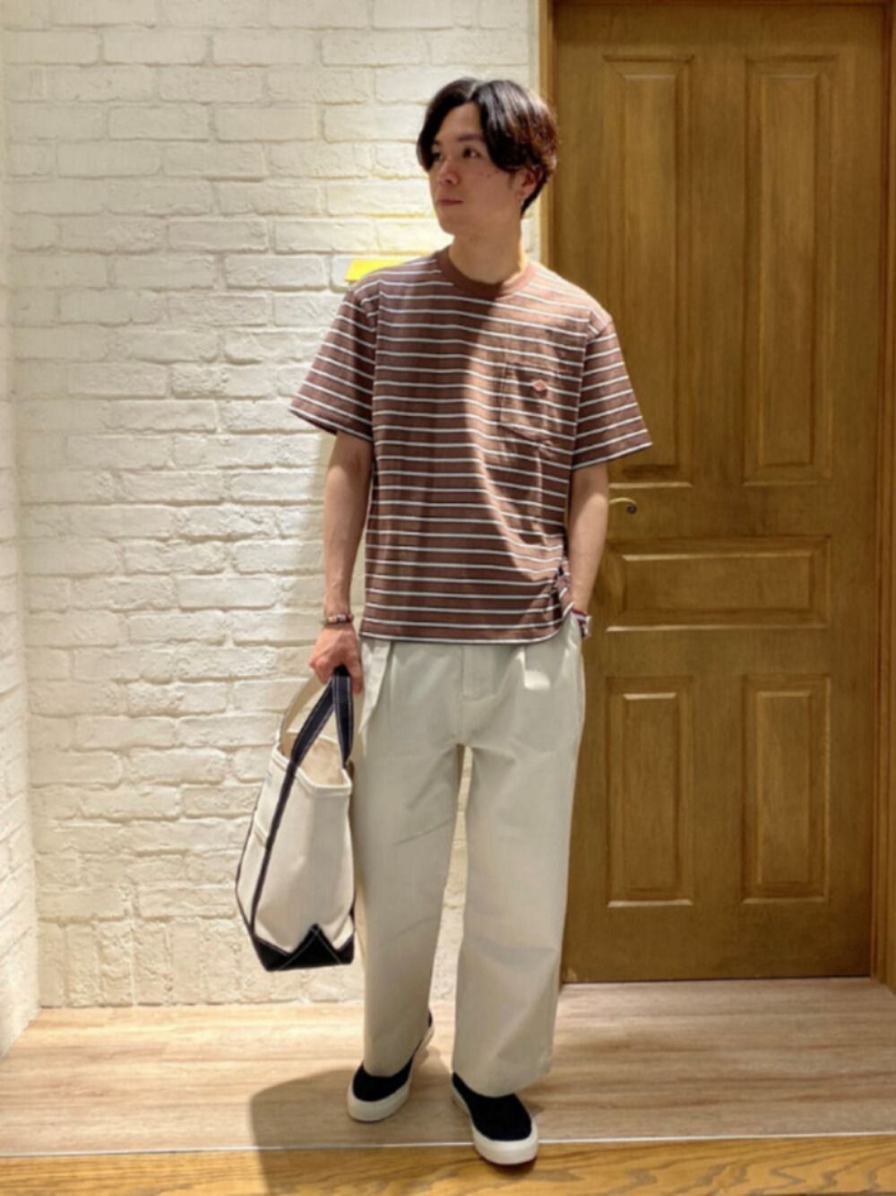 「Danton、ダントン、フレディアンドグロスター、FREDY&GLOSTER、gloster、タックパンツ、ワイドパンツ、ワイドデニム、トートバッグ、休日スタイル」｜「GLOSTERの【unlume/アンルーム】NOAH PANTS ワイドテーパード タックパンツ（その他パンツ、ホワイト系）」を使った、GLOSTER stylingさん（メンズ・178cm）の春コーディネートの1枚目の写真