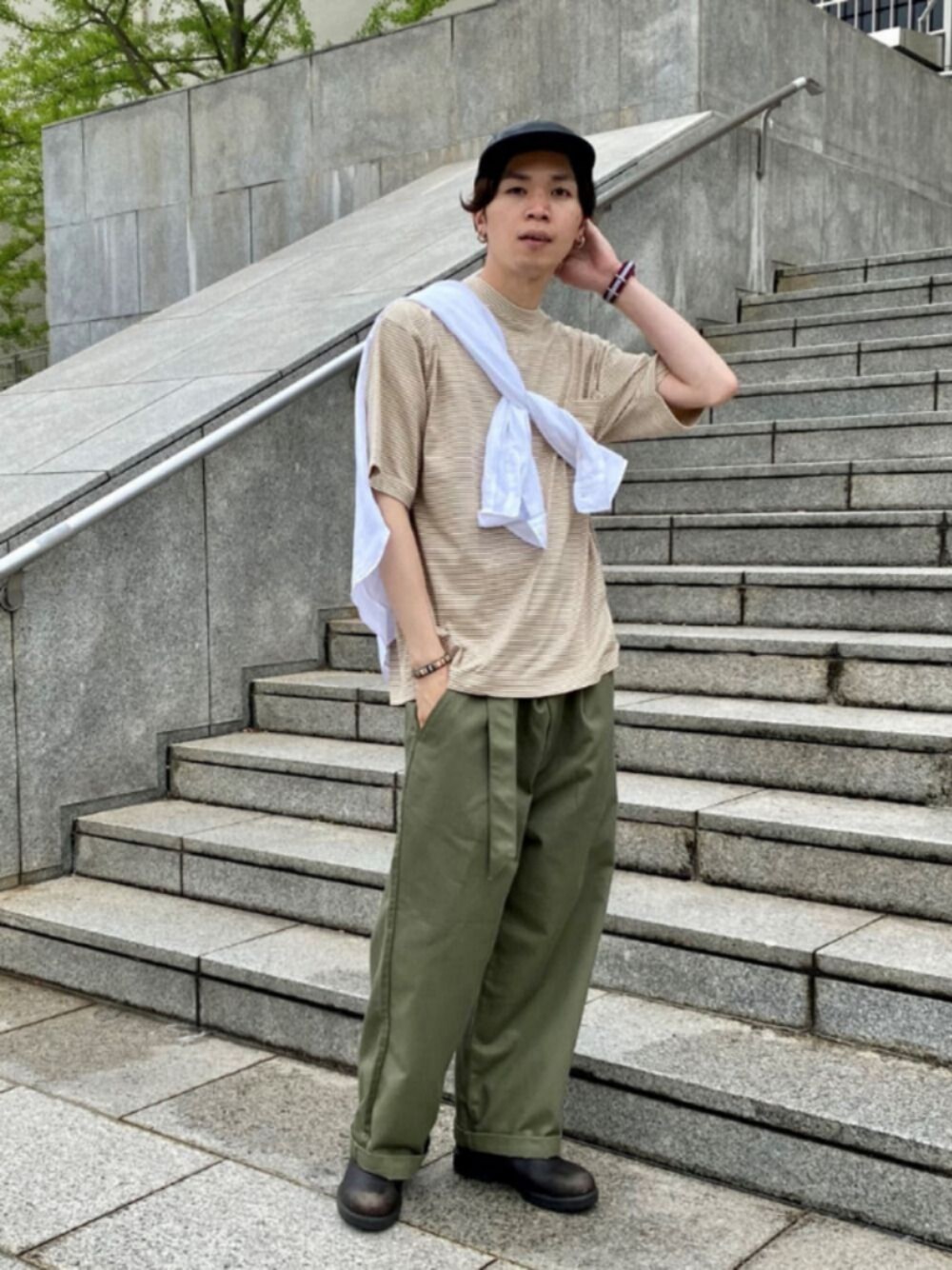 ベージュ系のTシャツ/カットソー、ホワイト系のシャツ/ブラウス、グリーン系のその他パンツを着用したメンズの春コーディネートの1枚目の写真
