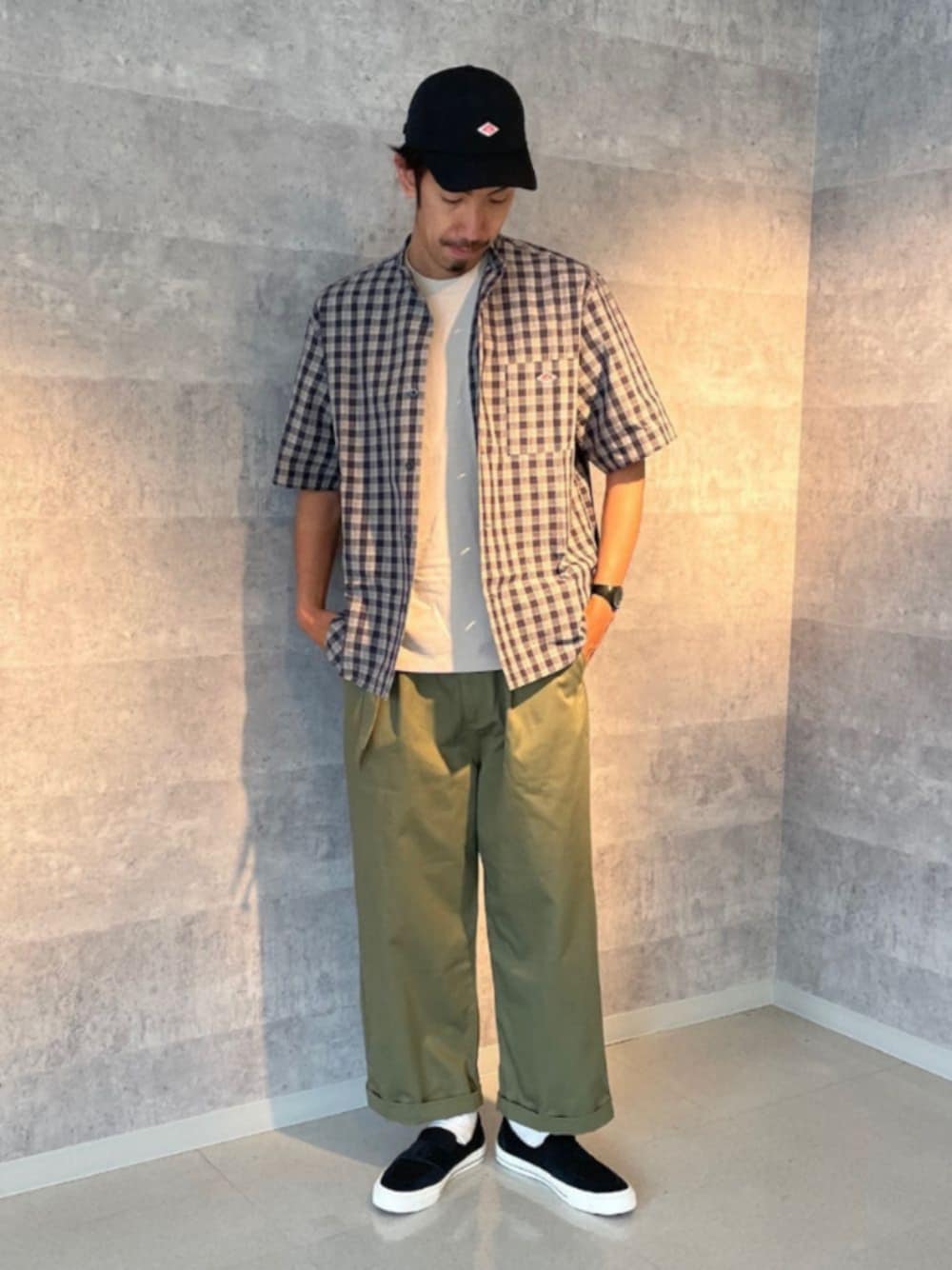 「春夏コーデ、ダントン、Danton、ワイドパンツ、チェックシャツ、チェック、キャップ、FREDY&GLOSTER、フレディアンドグロスター、gloster」｜「GLOSTERの【unlume/アンルーム】OLIVIER TEE ショートスリーブTシャツ（Tシャツ/カットソー、ベージュ系）」を使った、GLOSTER stylingさん（メンズ・186cm）の春コーディネートの1枚目の写真