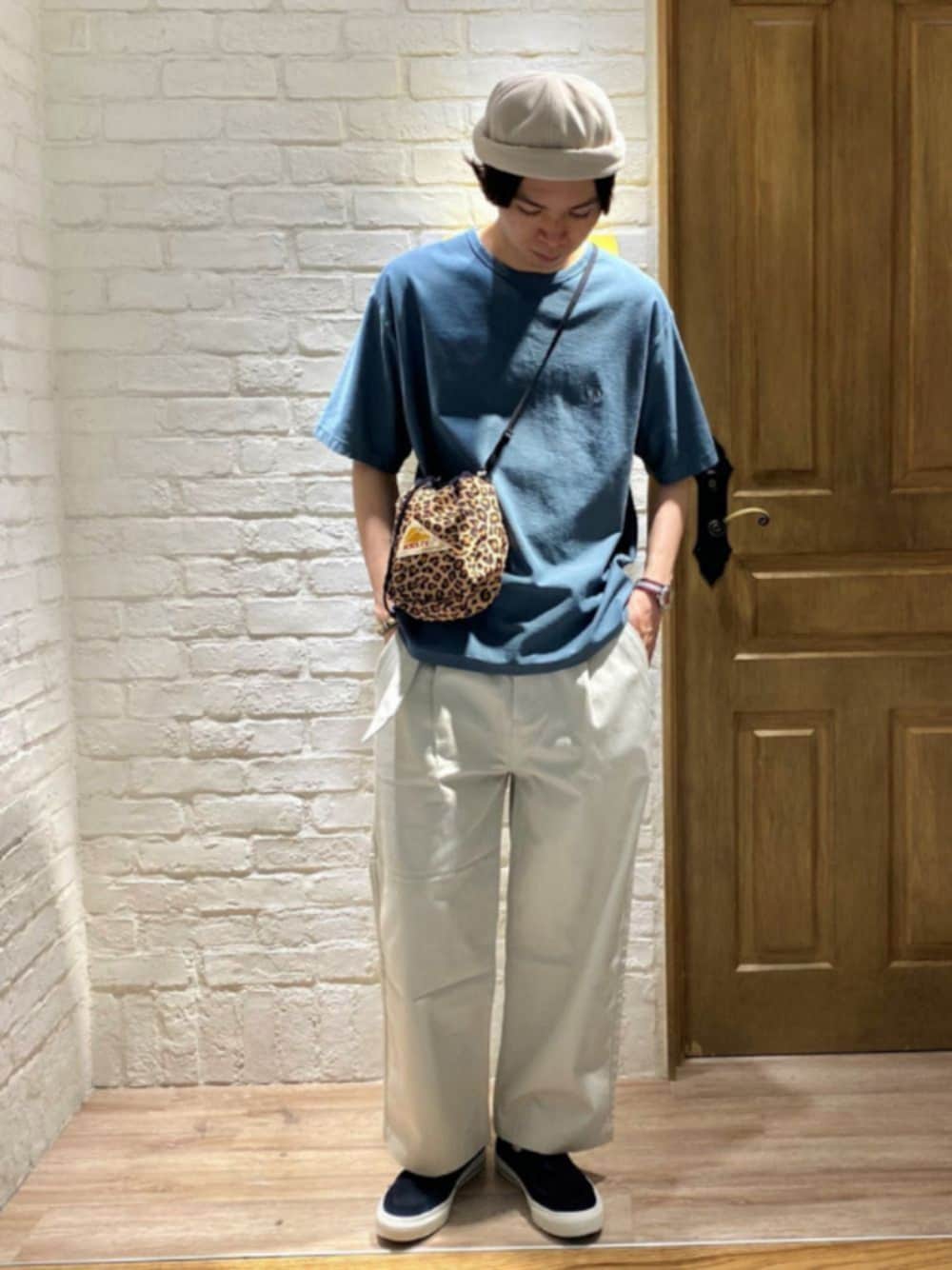 「フィッシャーマンキャップ、グリーン、ホワイトデニム、ホワイトデニムパンツ、フレディアンドグロスター、FREDY&GLOSTER、gloster、タックパンツ、ゆるコーデ、ホワイトコーデ」｜「GLOSTERの【unlume/アンルーム】NOAH PANTS ワイドテーパード タックパンツ（その他パンツ、ホワイト系）」を使った、GLOSTER stylingさん（メンズ・178cm）の春コーディネートの1枚目の写真