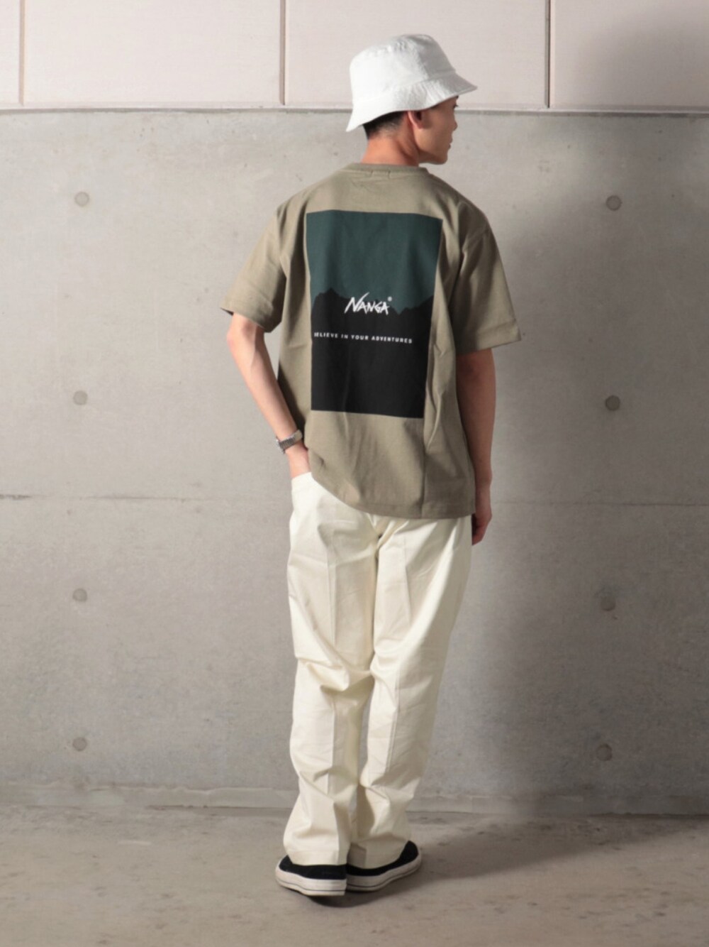 「ナンガ、バケットハット、ホワイトパンツ、バックプリント、ダントン、ビッグシルエット、FREDY&GLOSTER、フレディアンドグロスター、gloster、コンバース」｜「DANTONの【DANTON/ダントン】 TWILL BIO WASH ウォッシュ加工 バケットハット #JD-7306（ハット、ホワイト系）」を使った、GLOSTER stylingさん（メンズ・170cm）の春コーディネートの1枚目の写真