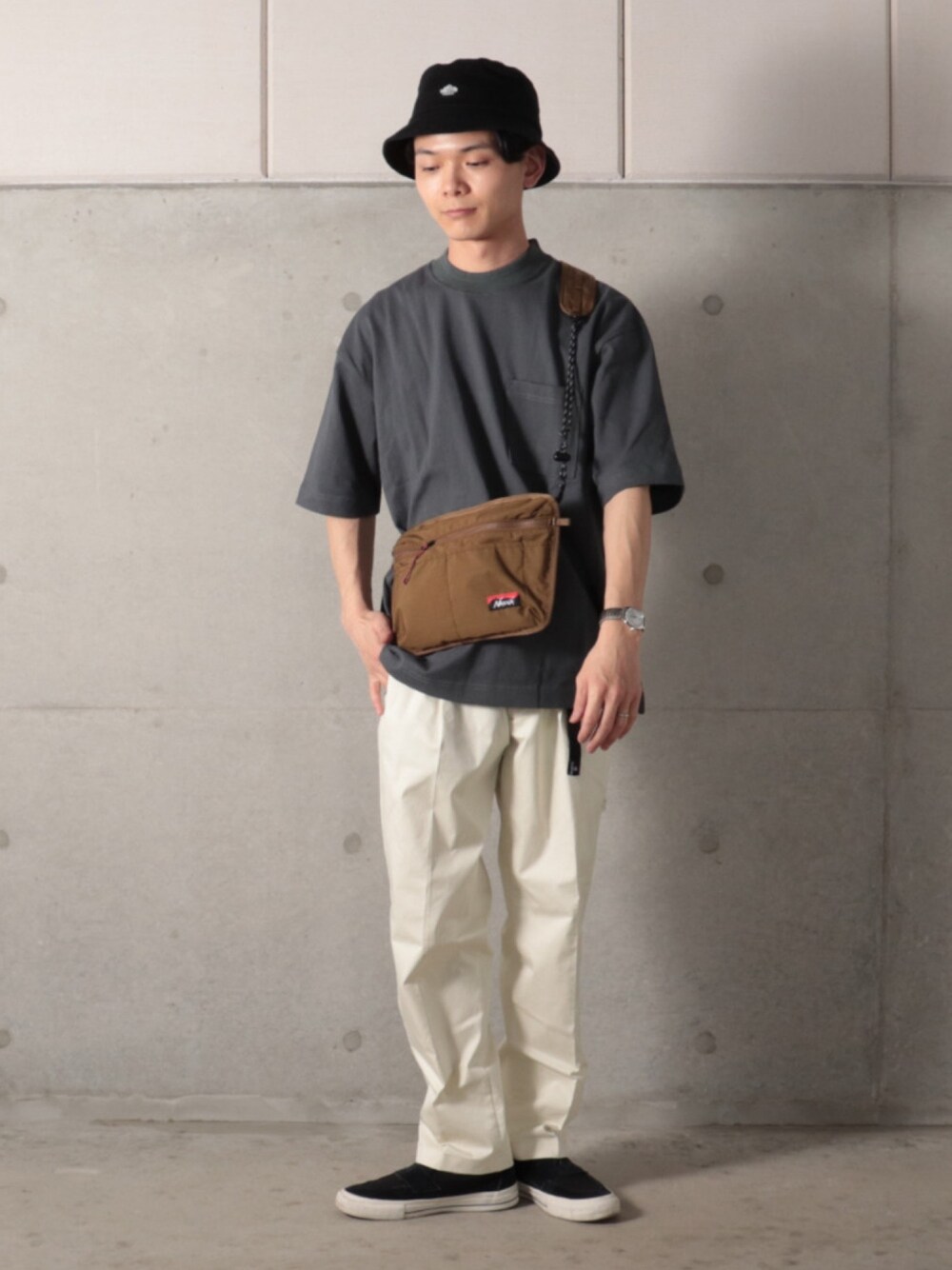 「バケットハット、サコッシュ、NANGA、休日スタイル、ゆるコーデ、FREDY&GLOSTER、フレディアンドグロスター、gloster、白パンツ、白パンツコーデ」｜「DANTONの【DANTON/ダントン】 TWILL BIO WASH ウォッシュ加工 バケットハット #JD-7306（ハット、ブラック系）」を使った、GLOSTER stylingさん（メンズ・170cm）の春コーディネートの1枚目の写真