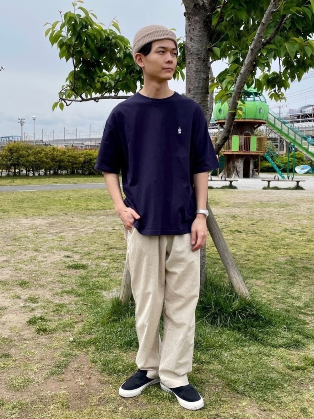 「ニット帽、コンバース、白パンツ、白パンツコーデ、Tシャツ、ボーダー、フレディアンドグロスター、gloster、FREDY&GLOSTER、ベージュ」｜「GLOSTERのJAPAN MADE 和紙ロールワッチ（ニットキャップ/ビーニー、ベージュ系）」を使った、GLOSTER stylingさん（メンズ・170cm）の春コーディネートの1枚目の写真