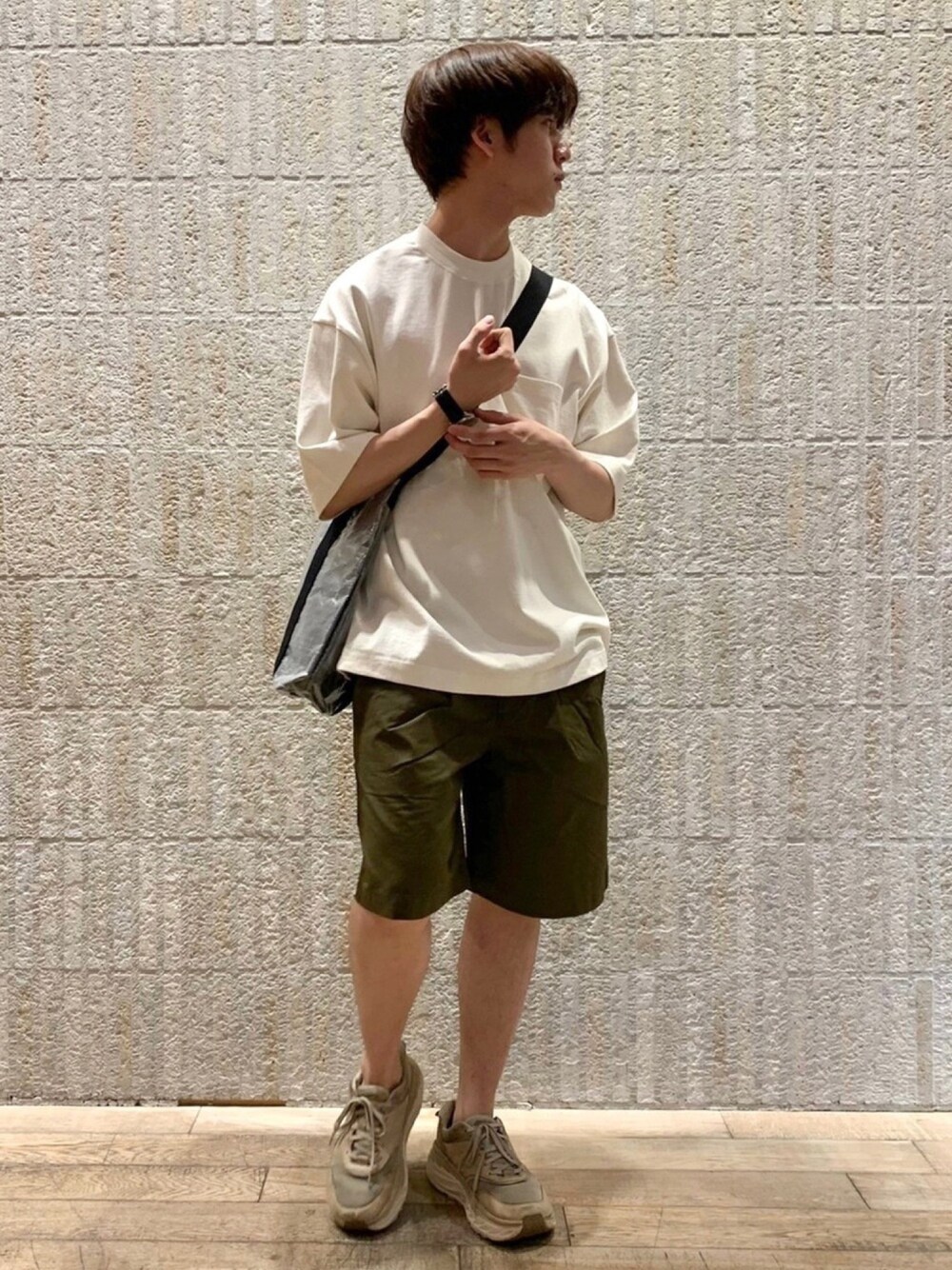 「USAコットン、Tシャツ、ショーツスタイル、ショートパンツ、フレディアンドグロスター、FREDY&GLOSTER、gloster、カーキパンツ、カーキ、白Tシャツ」｜「GLOSTERのUSAコットンタックリブTシャツ（Tシャツ/カットソー、ホワイト系）」を使った、GLOSTER stylingさん（メンズ・170cm）の春コーディネートの1枚目の写真