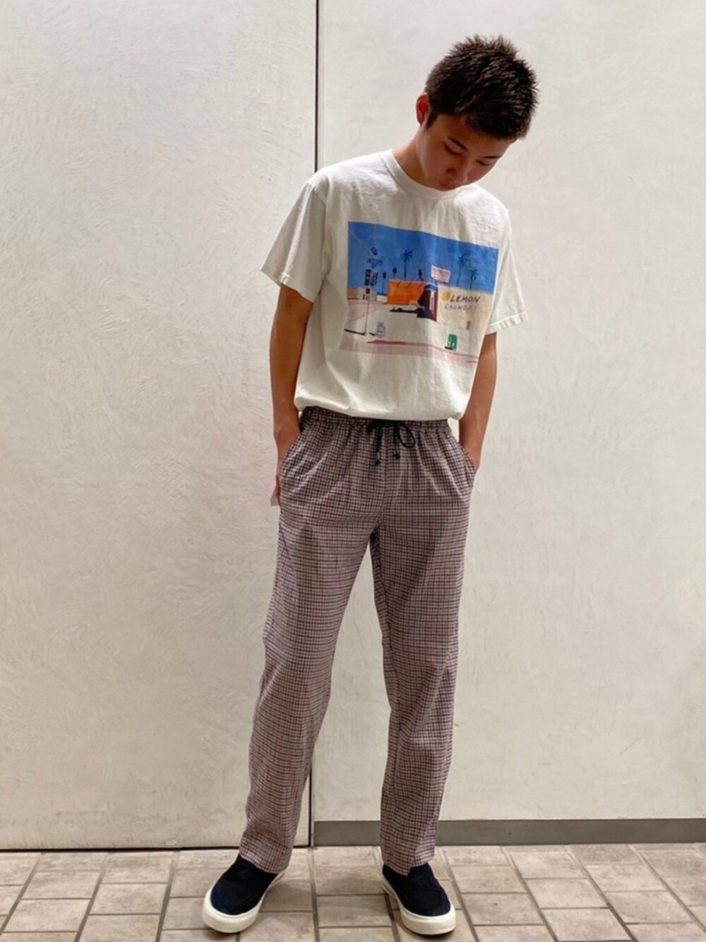 「フルーツオブザルーム、プリントT、プリント、シェフパンツ、チェック、チェックコーデ、FREDY&GLOSTER、globalwork、フレディアンドグロスター、タックイン」｜「FREDY MACの【WEB限定カラーあり】【FREDYMAC ”SUNDAY TOOLS WEAR”】サマーシェフパンツ イージーパンツ UNISEX（その他パンツ、ブルー系）」を使った、GLOSTER stylingさん（メンズ・178cm）の春コーディネートの1枚目の写真