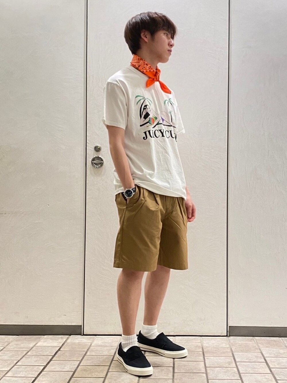 「フレディアンドグロスター、FREDY&GLOSTER、gloster、ショーツ、グルカショーツ、プリントT、バンダナ首巻き、バンダナ、白Tシャツ、春夏コーデ」｜「GLOSTERのグルカショーツ ハーフパンツ（その他パンツ、ベージュ系）」を使った、GLOSTER stylingさん（メンズ・170cm）の春コーディネートの1枚目の写真