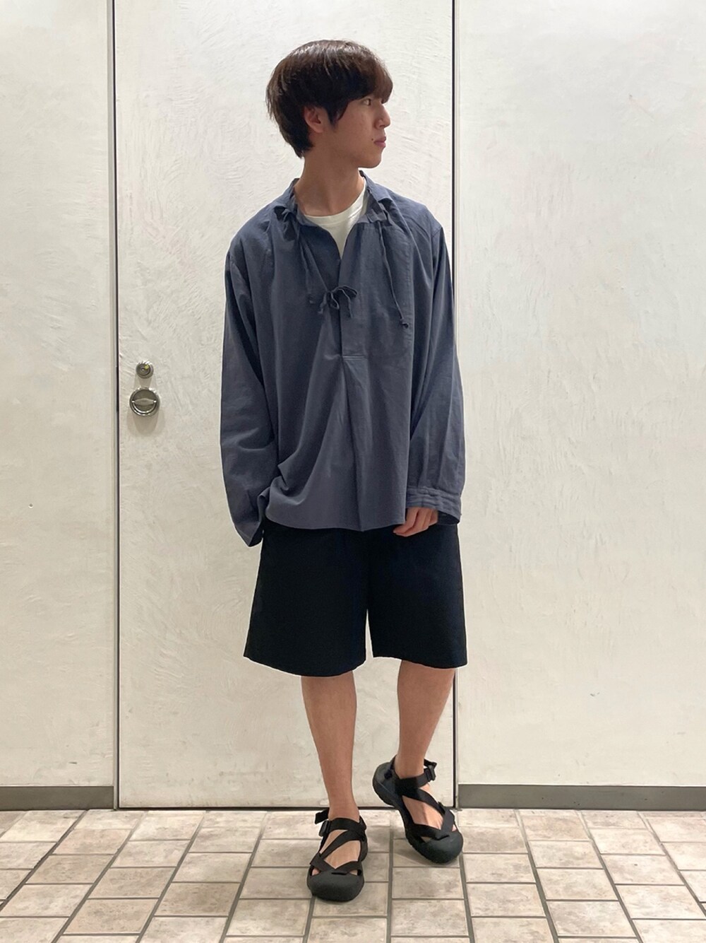 「ミリタリー、military、フレディアンドグロスター、FREDY&GLOSTER、gloster、ツータック、タックイン、タックパンツ、アーミー、ゆるコーデ」｜「GLOSTERのアーミーシャツ（シャツ/ブラウス、グレー系）」を使った、GLOSTER stylingさん（メンズ・175cm）の夏コーディネートの1枚目の写真