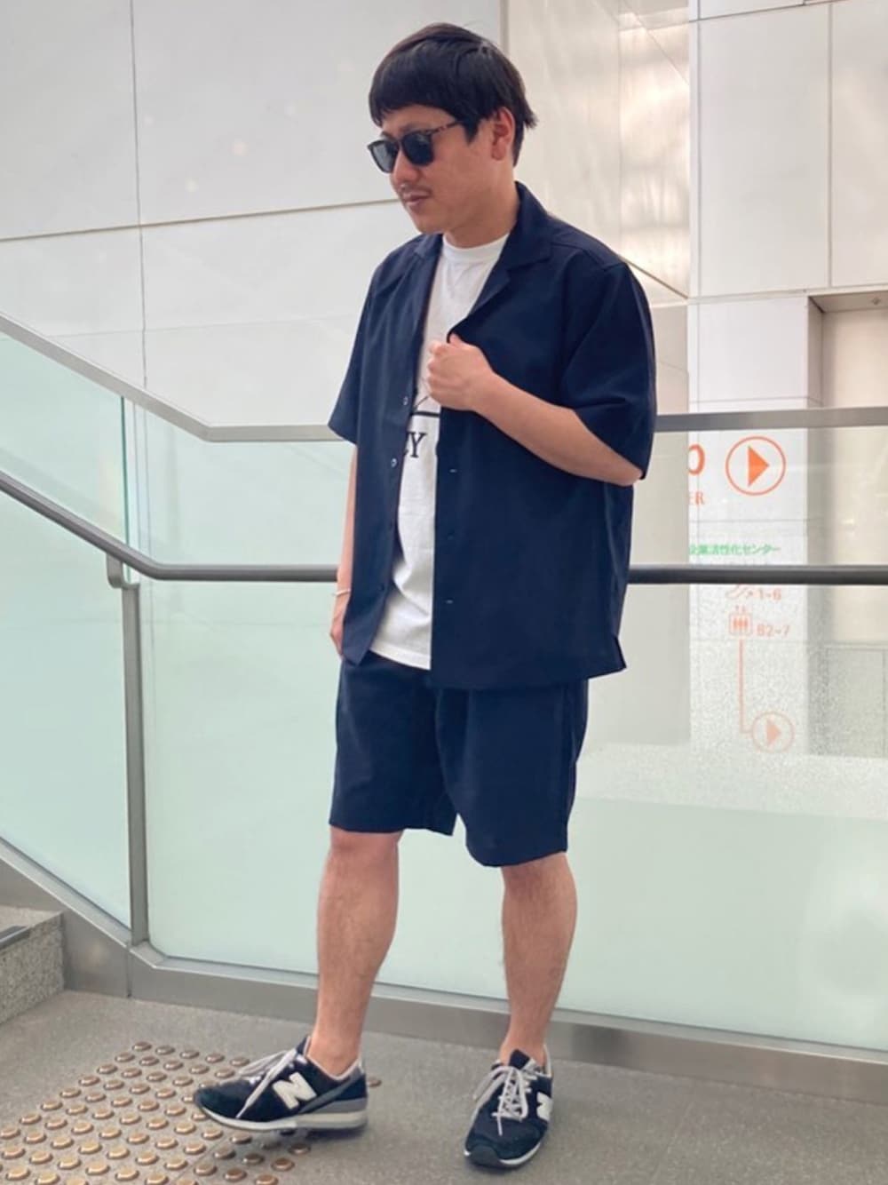 「吸水速乾、オープンカラーシャツ、フレディアンドグロスター、FREDY&GLOSTER、gloster、シャツコーデ、ネイビー、カジュアルセットアップ、セットアップ、ショーツ」｜「GLOSTERのEVALET QUICK DRY OPEN COLLAR オープンカラーシャツ（シャツ/ブラウス、ブルー系）」を使った、GLOSTER stylingさん（メンズ・166cm）の夏コーディネートの1枚目の写真