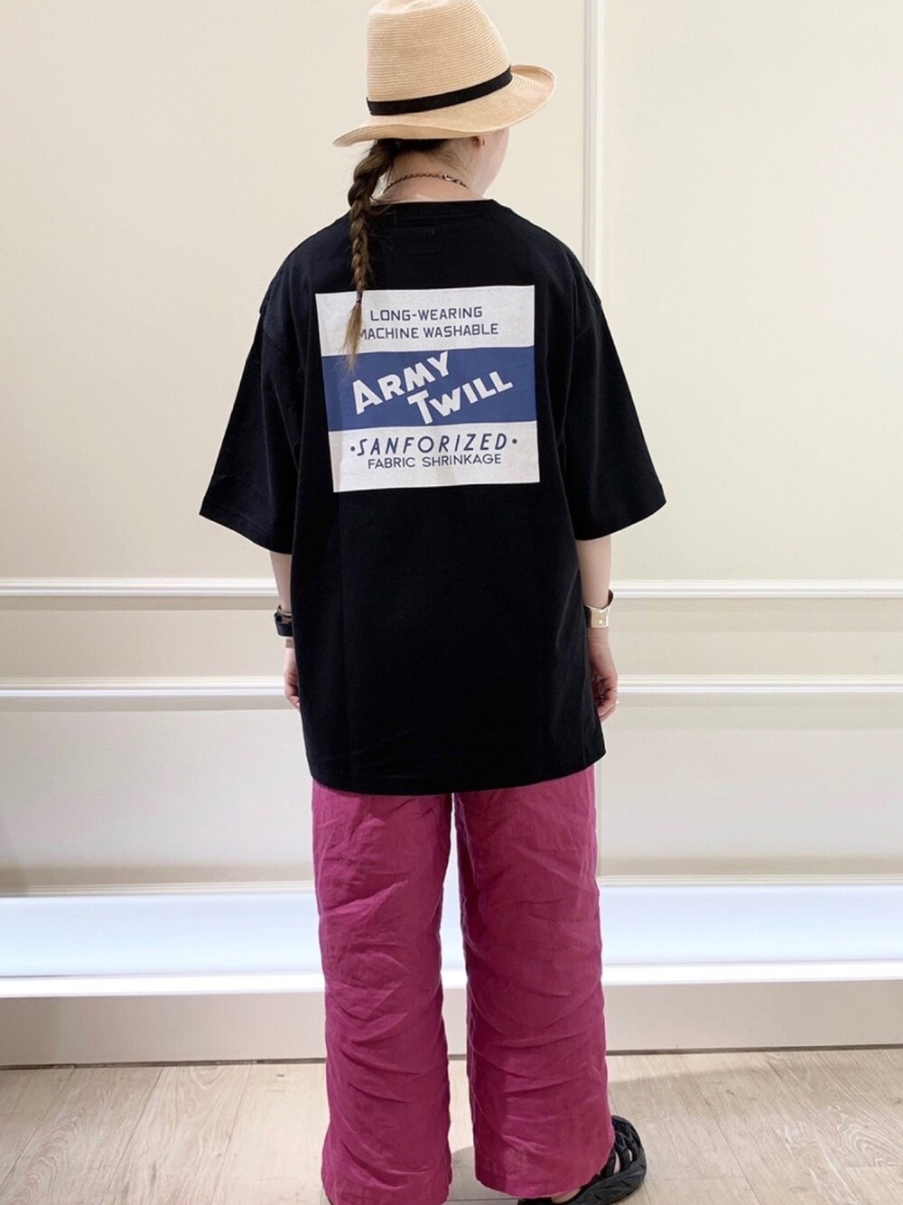 「バックプリント、Tシャツ、ビッグシルエット、オーバーサイズ、ピンク、ピンクコーデ、ピンクパンツ、FREDY&GLOSTER、gloster、フレディアンドグロスター」｜「ARMY TWILLの【ARMY TWILL / アーミーツイル】 別注バックプリント ビッグシルエットTシャツ (AM-21SU003-FGL)（Tシャツ/カットソー、ブラック系）」を使った、GLOSTER stylingさん（レディース・164cm）の夏コーディネートの1枚目の写真