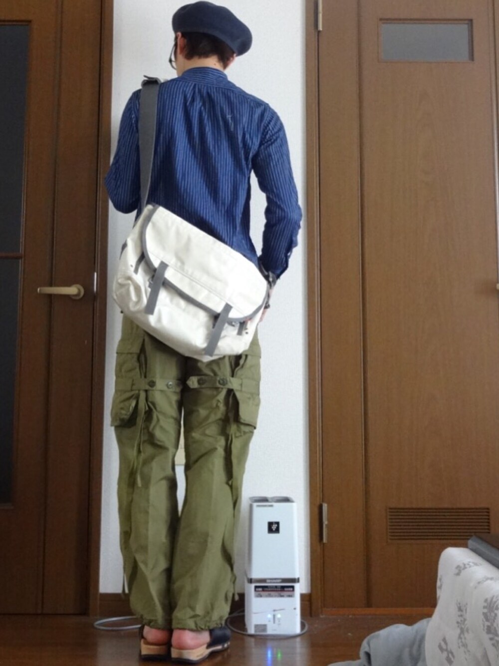 「リラックススタイル、ootd、ワイトパンツ、カーゴパンツ、ストライプ、ベレー帽」｜「PORTERのアイテム（バッグ、ホワイト系）」を使った、Kenさん（メンズ・174cm）の夏コーディネートの1枚目の写真