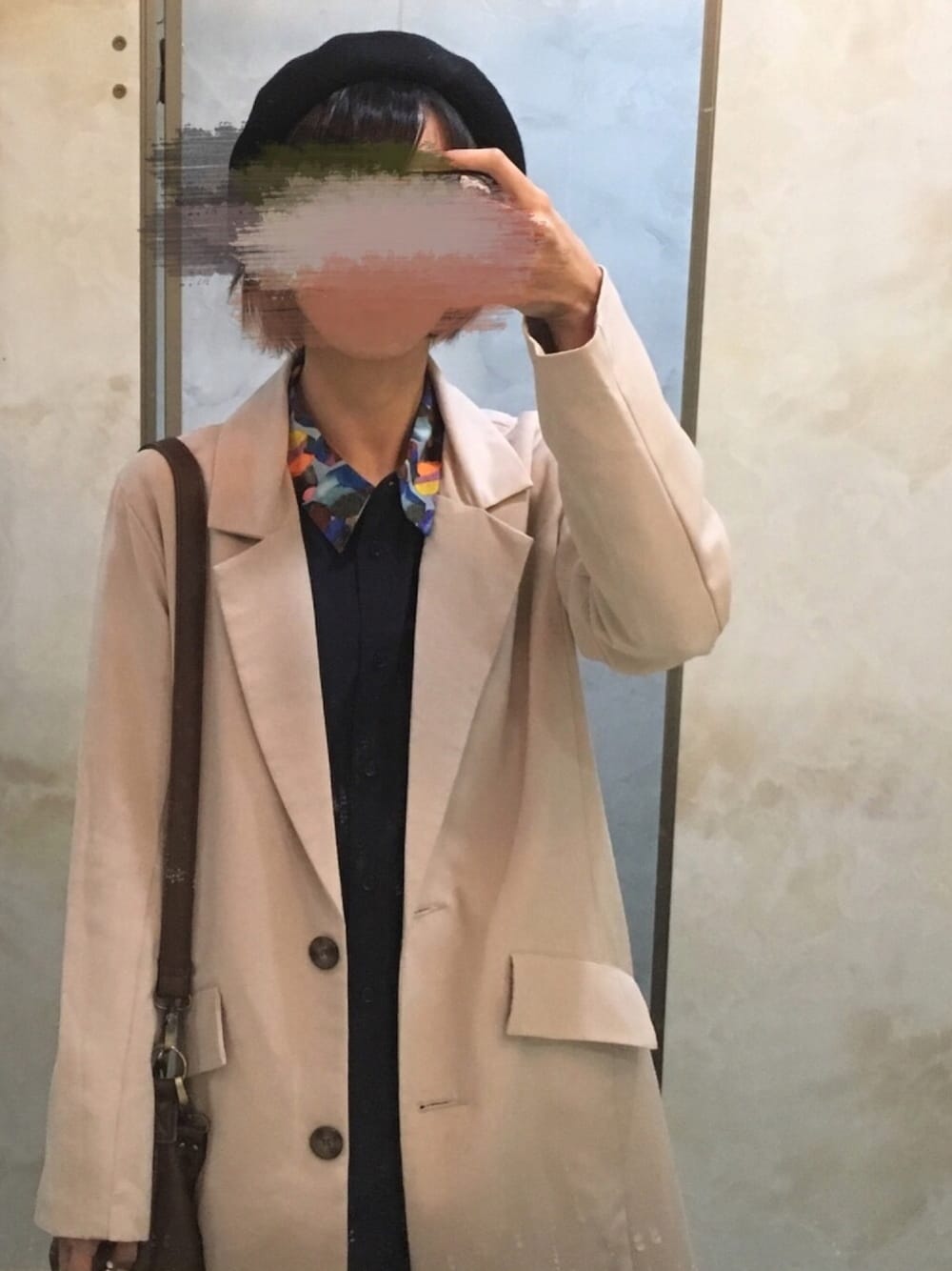 ブルー系のワンピース、ブラウン系のショルダーバッグ、ピンク系のトレンチコートを着用したレディースの冬コーディネートの1枚目の写真