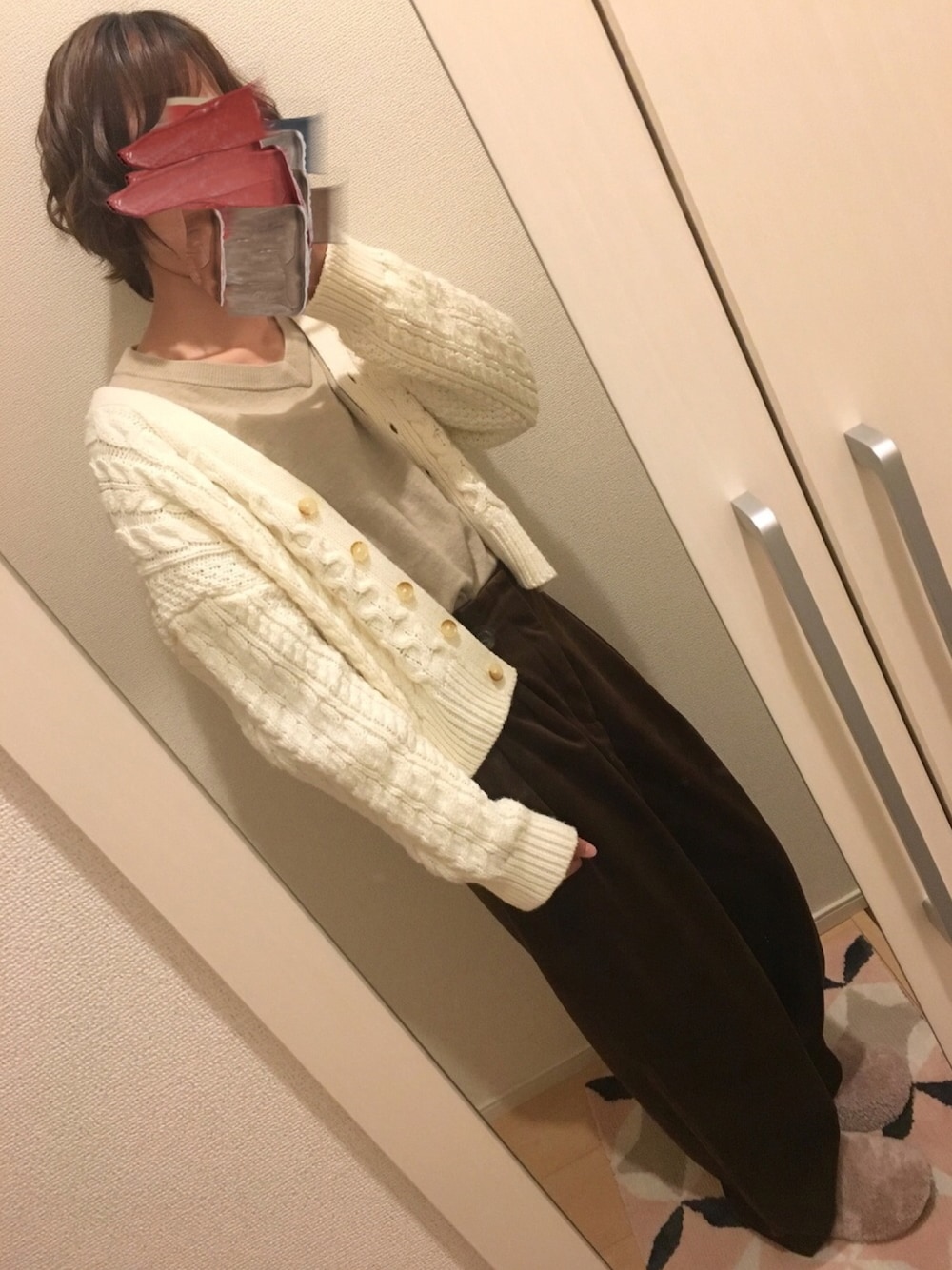 その他のトップス、ホワイト系のカーディガン/ボレロ、ブラウン系のその他パンツを着用したレディースの春コーディネートの1枚目の写真