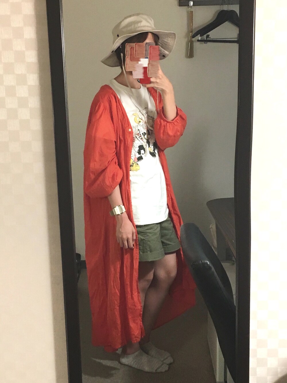 「フェススタイル、ハット、オレンジ、ガウン、ライブTシャツ、ショーパン、カーキ」｜「Kastaneの5部袖ロングギャザーワンピースガウン（シャツ/ブラウス、オレンジ系）」を使った、mymuさん（レディース・158cm）の秋コーディネートの1枚目の写真