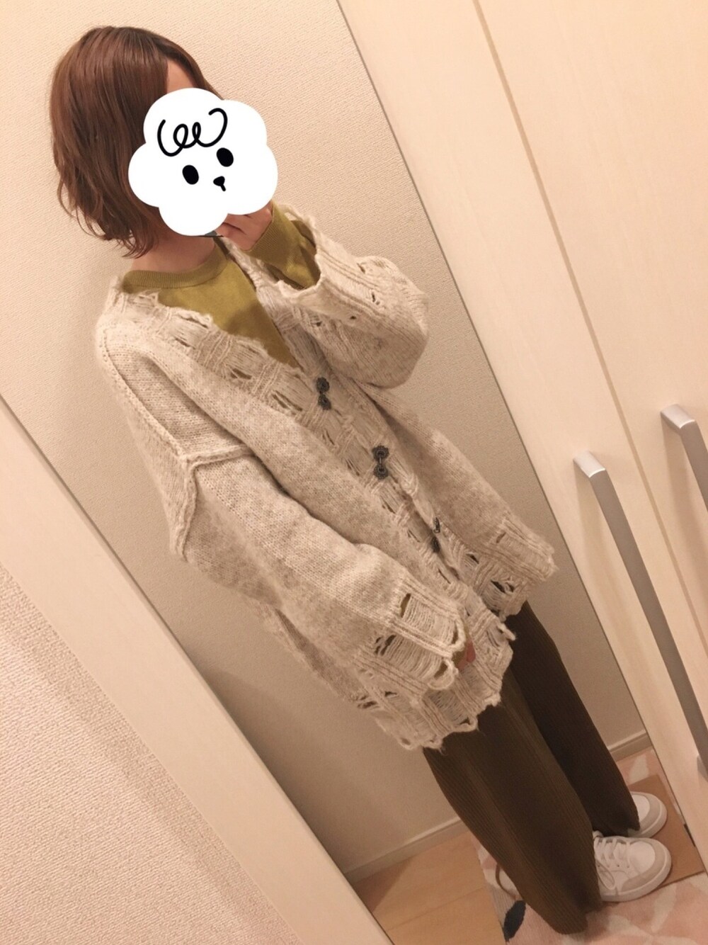 ホワイト系のカーディガン/ボレロ、イエロー系のニット/セーターを着用したレディースの春コーディネートの1枚目の写真