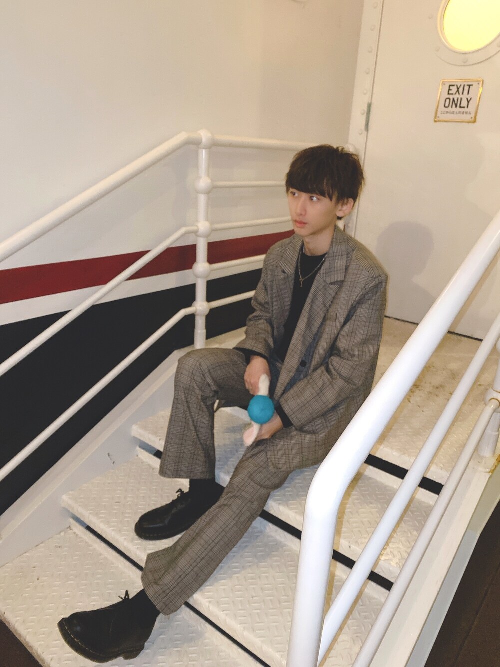 「秋冬コーデ、カジュアル、セットアップ、秋コーデ、おしゃれさんと繋がりたい、チェック、ディズニー、ディズニーコーデ」｜「Dr. MartensのDr.Martens/ドクターマーチン 3-EYE SHOE プレーントゥ 10085001/10085600（ドレスシューズ、ブラック系）」を使った、シンさん（メンズ・177cm）の秋コーディネートの1枚目の写真