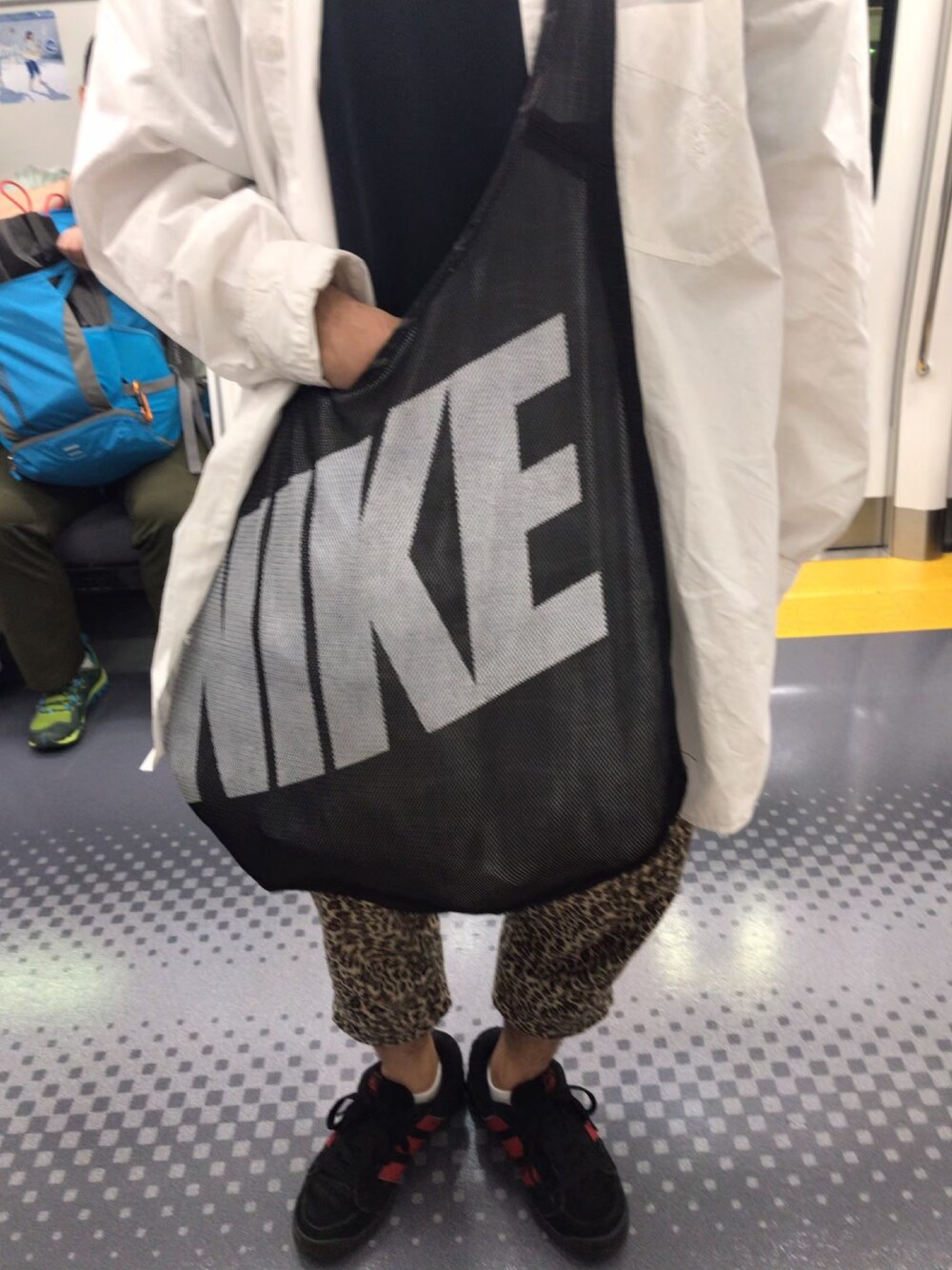 「ロースーツ」｜「NIKEのアイテム（ショルダーバッグ、ブラック系）」を使った、bioferminkunさん（メンズ・166cm）の秋コーディネートの1枚目の写真