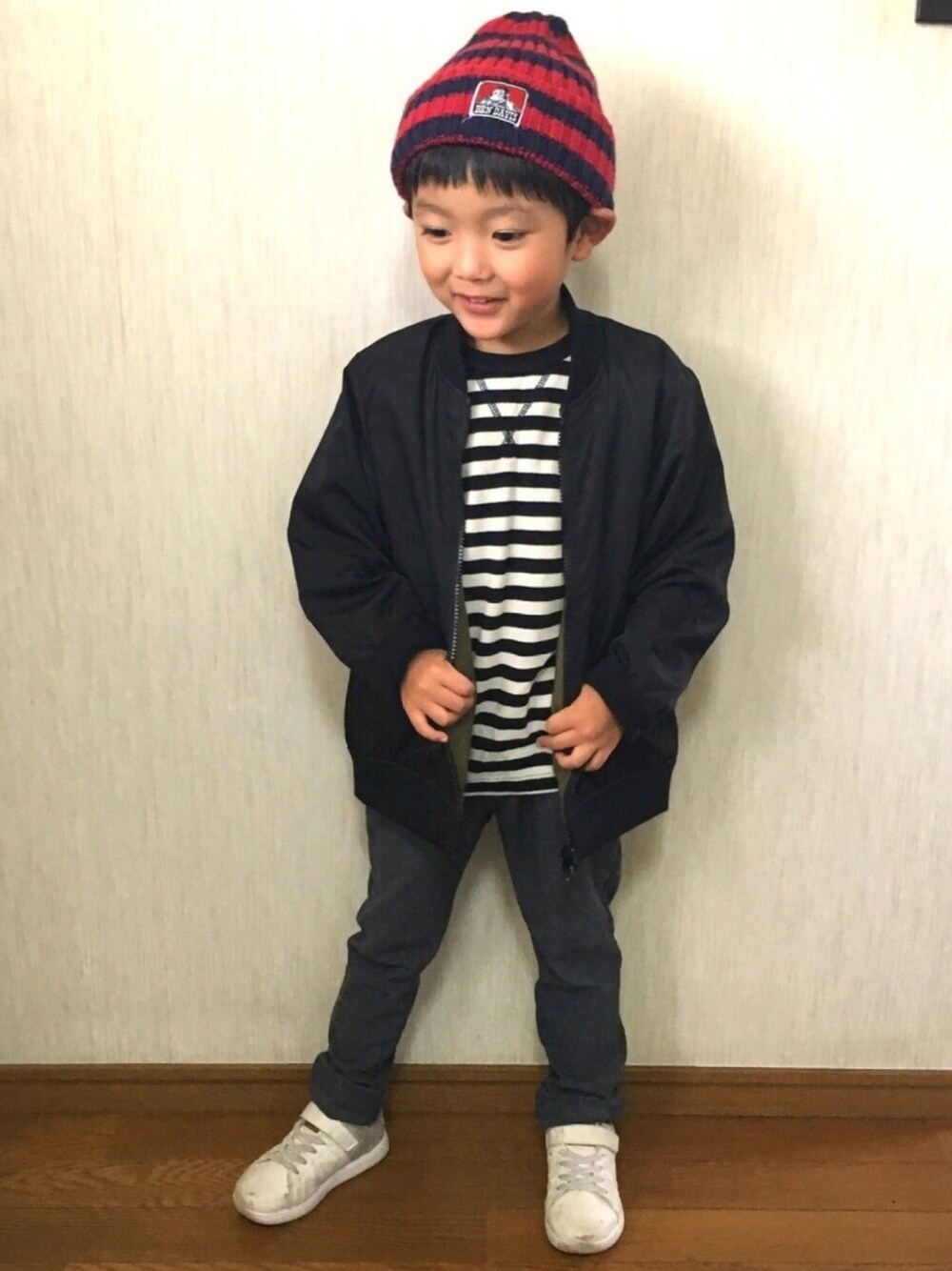 「男の子、ニット帽、ミリタリージャケット、ボーダーロンT、グレーパンツ、キッズコーデ、キッズファッション、シンプル、プチプラ、しまむら」｜「しまむらのアイテム（Tシャツ/カットソー、ブラック系）」を使った、smilemaaさん（キッズ・110cm）の秋コーディネートの1枚目の写真