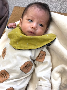 「tinycottonsのアイテム（オールインワン・サロペット、ベージュ系）」を使った、sakuraさん（キッズ）の冬コーディネート